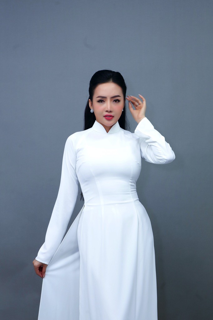 Ca sĩ Ngô Thái Ngân được danh ca Ngọc Sơn dạy 'đừng bao giờ nghĩ mình giỏi'