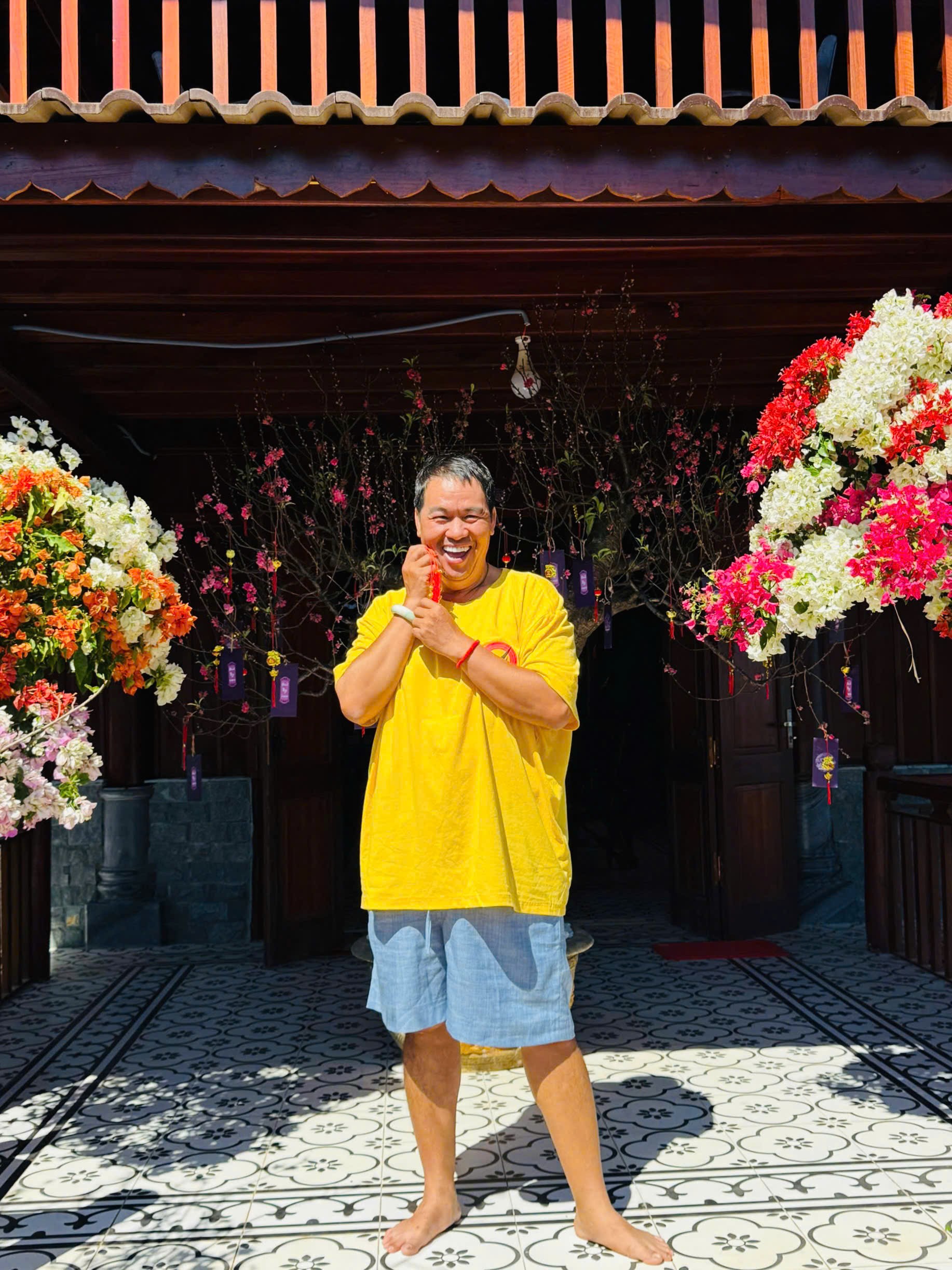 Nghệ sĩ Hoàng Mập bên cây đào đón Tết