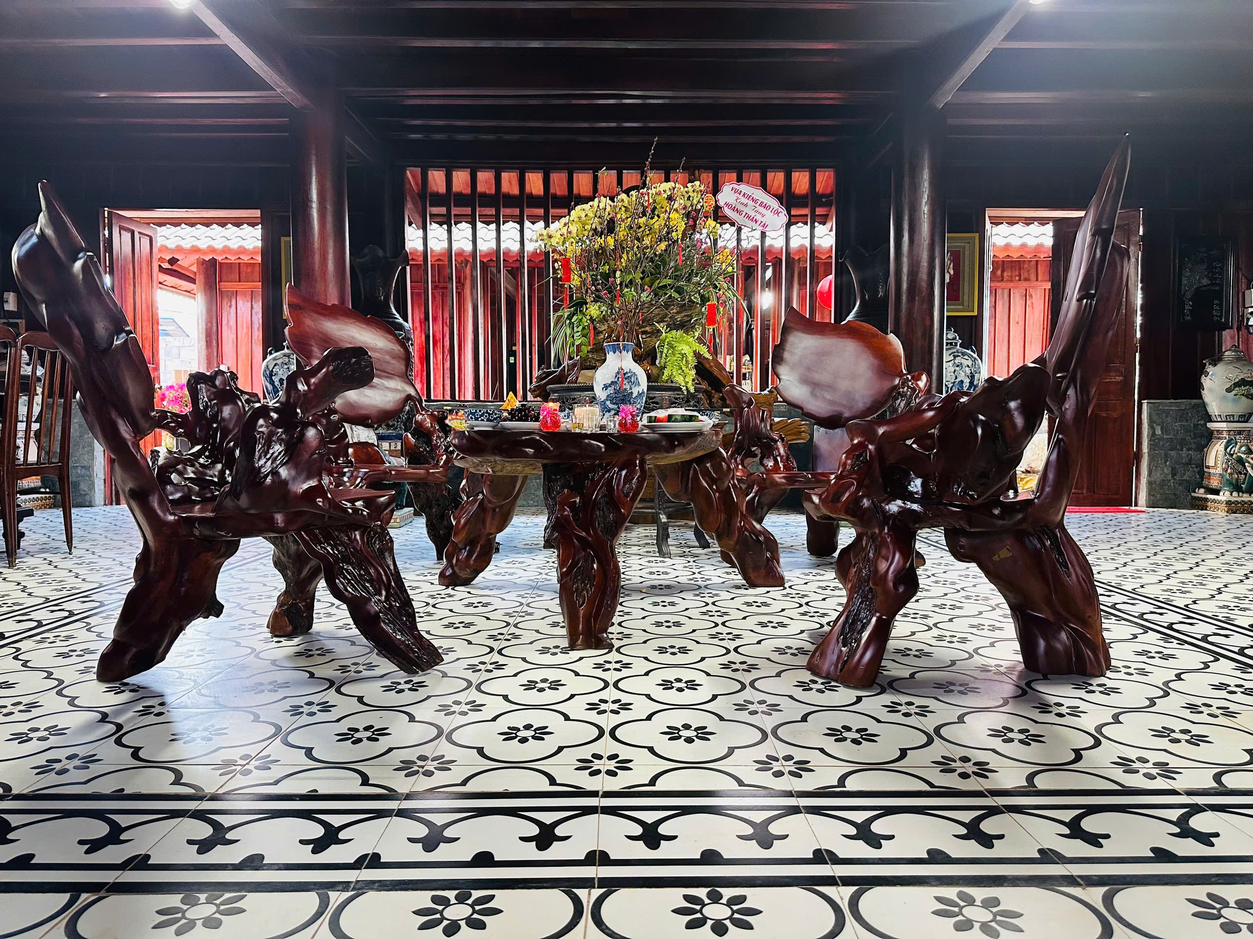 Nhà rộng nên nghệ sĩ Hoàng Mập sưu tập nhiều kiểu bàn gỗ đẹp lạ