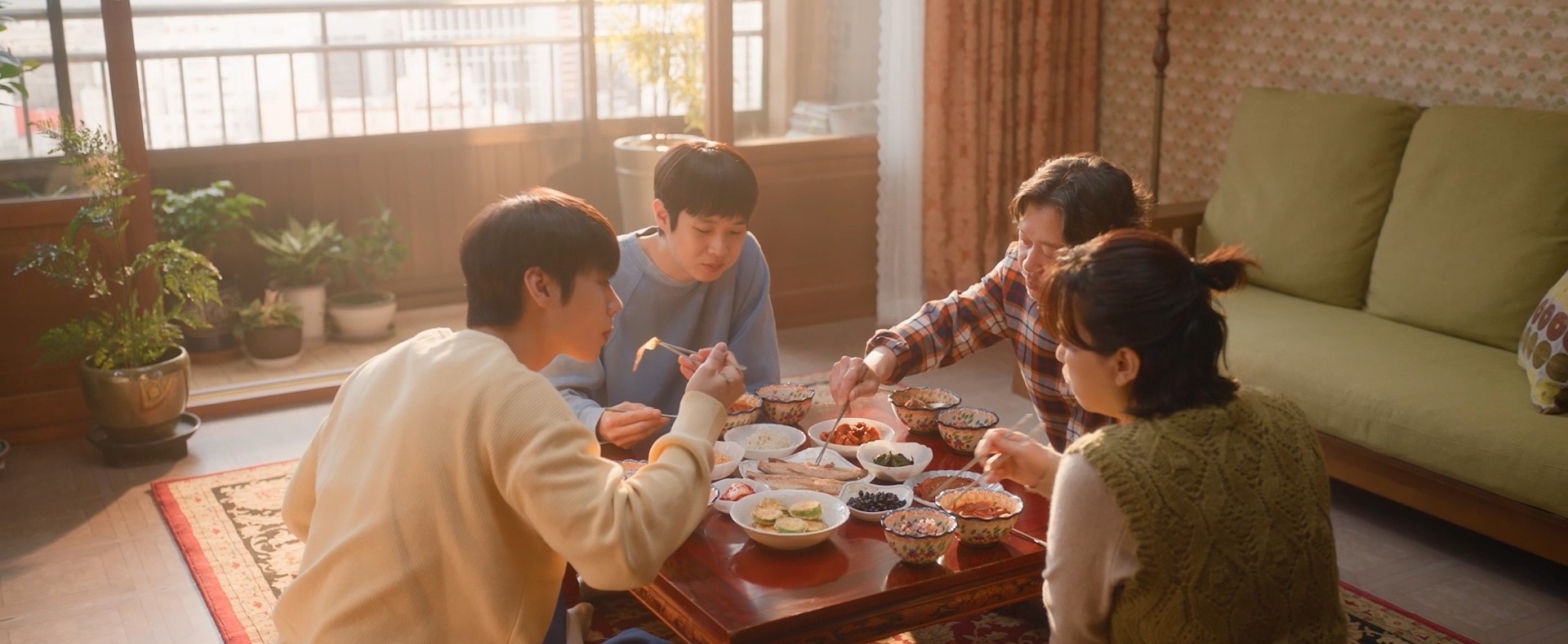 'Đếm ngày xa mẹ': Bối cảnh Busan lãng mạn, lời thoại nhẹ nhàng mà đẫm nước mắt