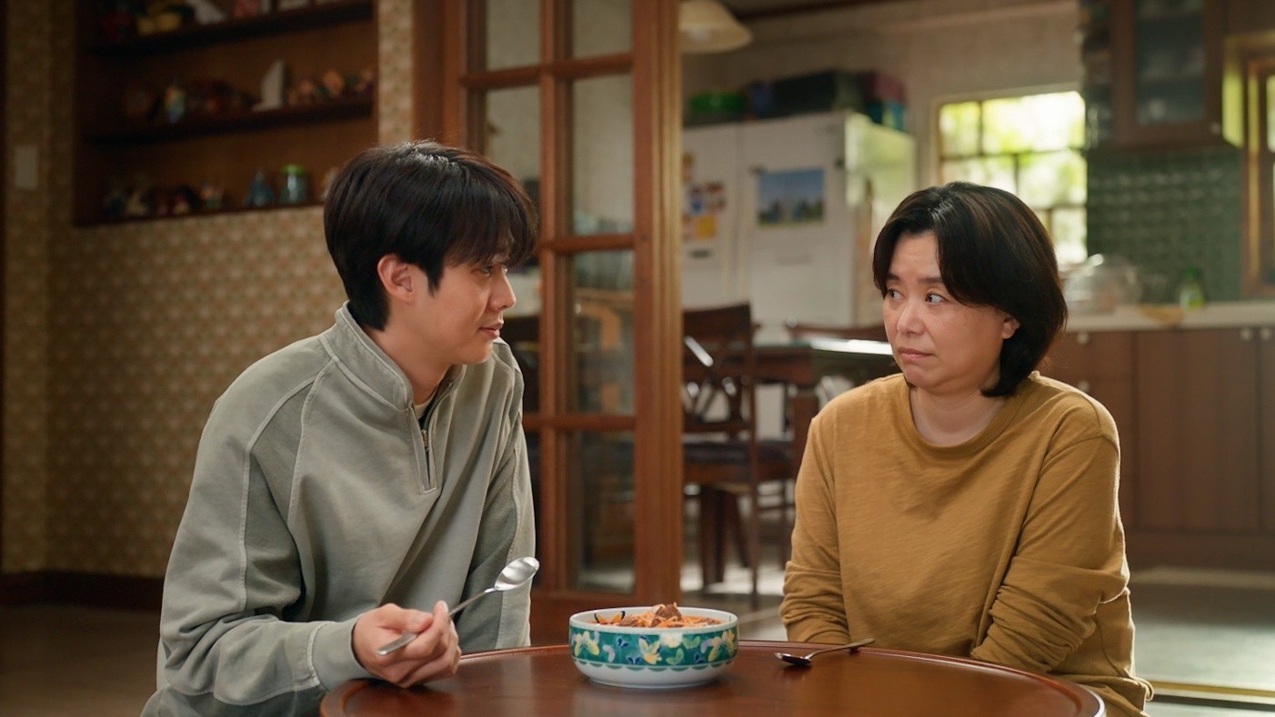 'Đếm ngày xa mẹ': Bối cảnh Busan lãng mạn, lời thoại nhẹ nhàng mà đẫm nước mắt