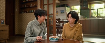 'Đếm ngày xa mẹ': Bối cảnh Busan lãng mạn, lời thoại nhẹ nhàng mà đẫm nước mắt