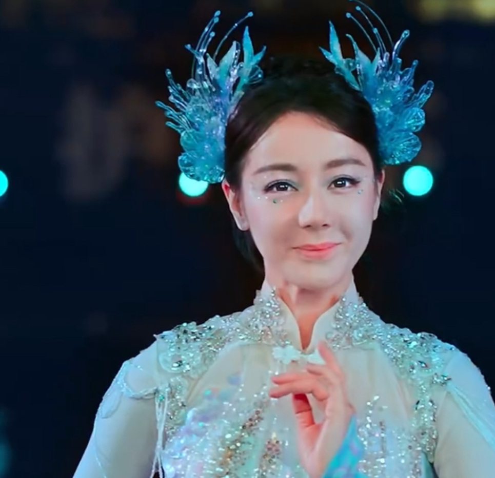 Tranh cãi 'bùng nổ' quanh tạo hình của Địch Lệ Nhiệt Ba tại Gala Xuân 2026