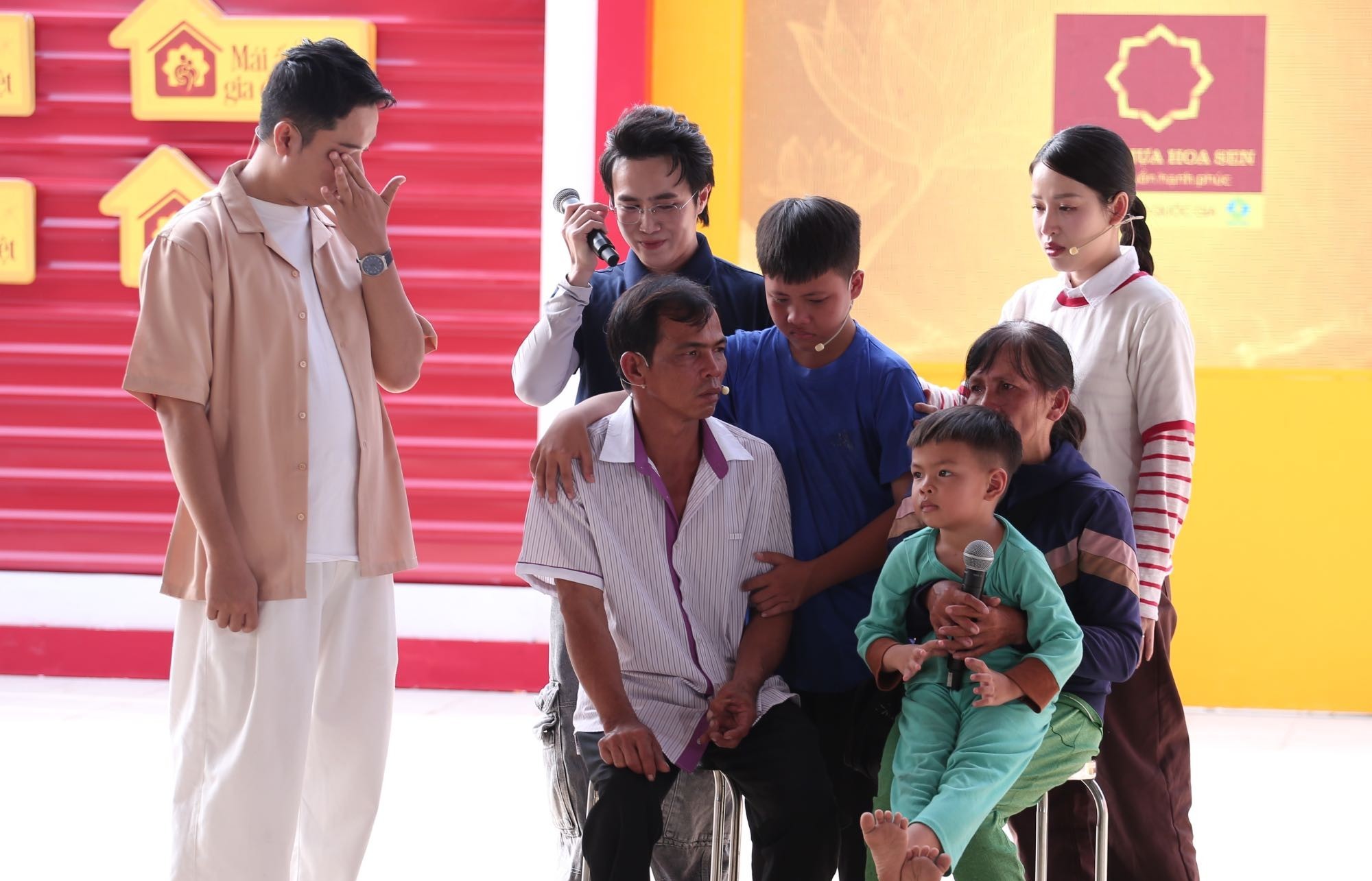 Huỳnh Lập, Puka và Lê Nhân nghẹn ngào trước nỗi lo mồ côi của các em nhỏ có cha mẹ bệnh nặng trong 'Mái ấm gia đình Việt'