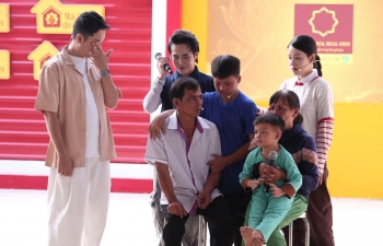 Huỳnh Lập, Puka và Lê Nhân nghẹn ngào trước nỗi lo mồ côi của các em nhỏ có cha mẹ bệnh nặng trong 'Mái ấm gia đình Việt'