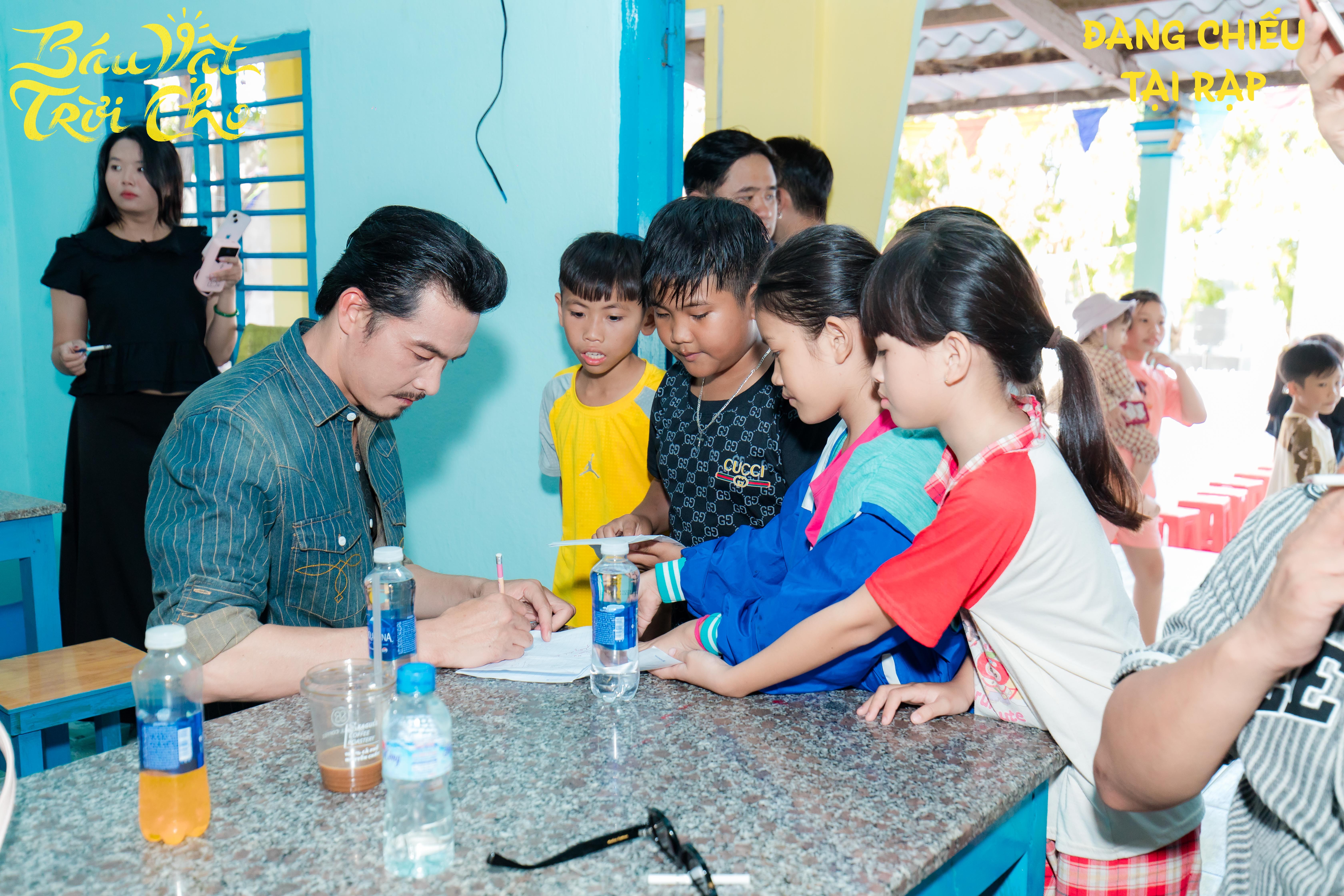 Đạo diễn Lê Thanh Sơn bật khóc khi nhận tràng vỗ tay hơn 2 phút trong ngày trở về làng chài