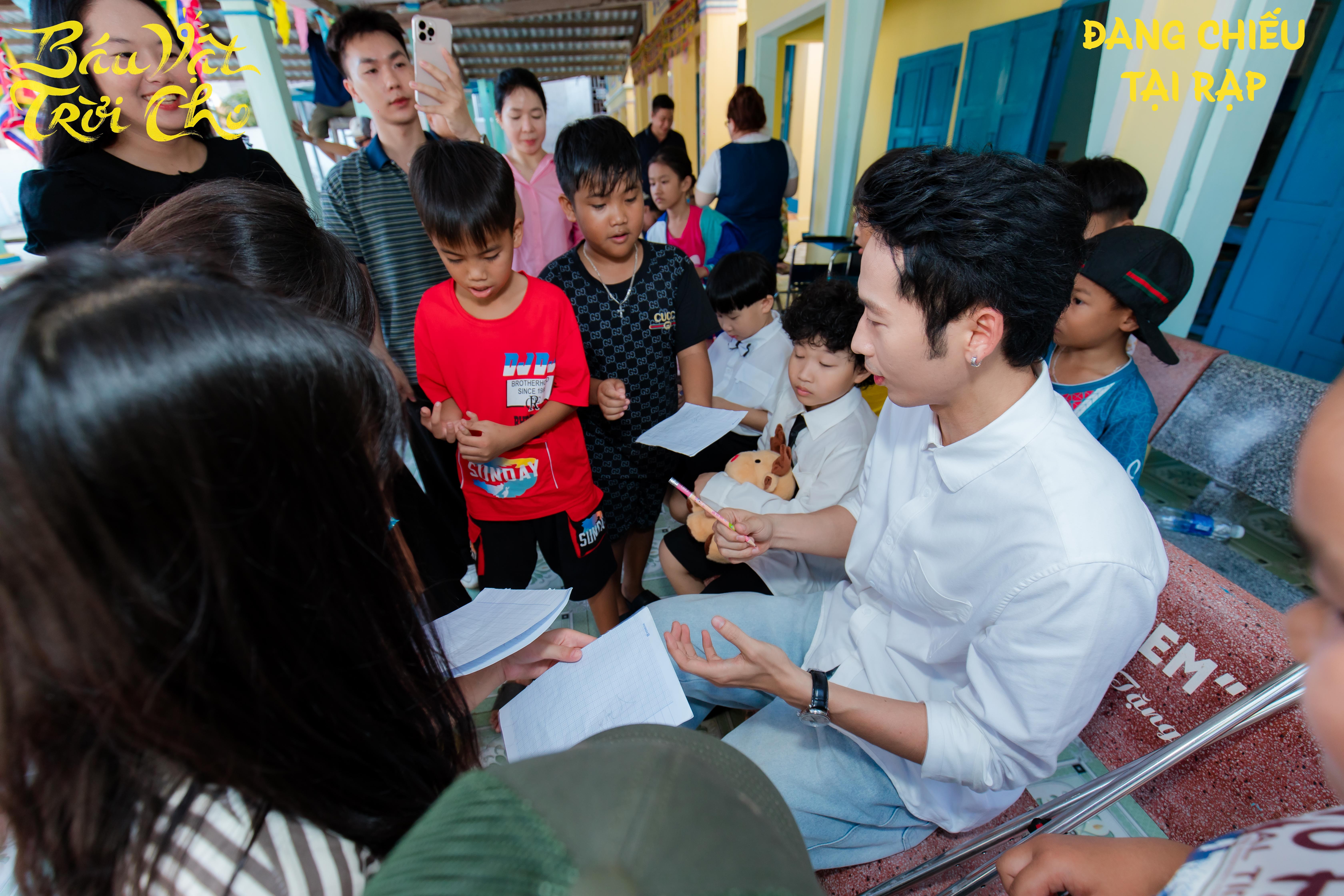 Đạo diễn Lê Thanh Sơn bật khóc khi nhận tràng vỗ tay hơn 2 phút trong ngày trở về làng chài