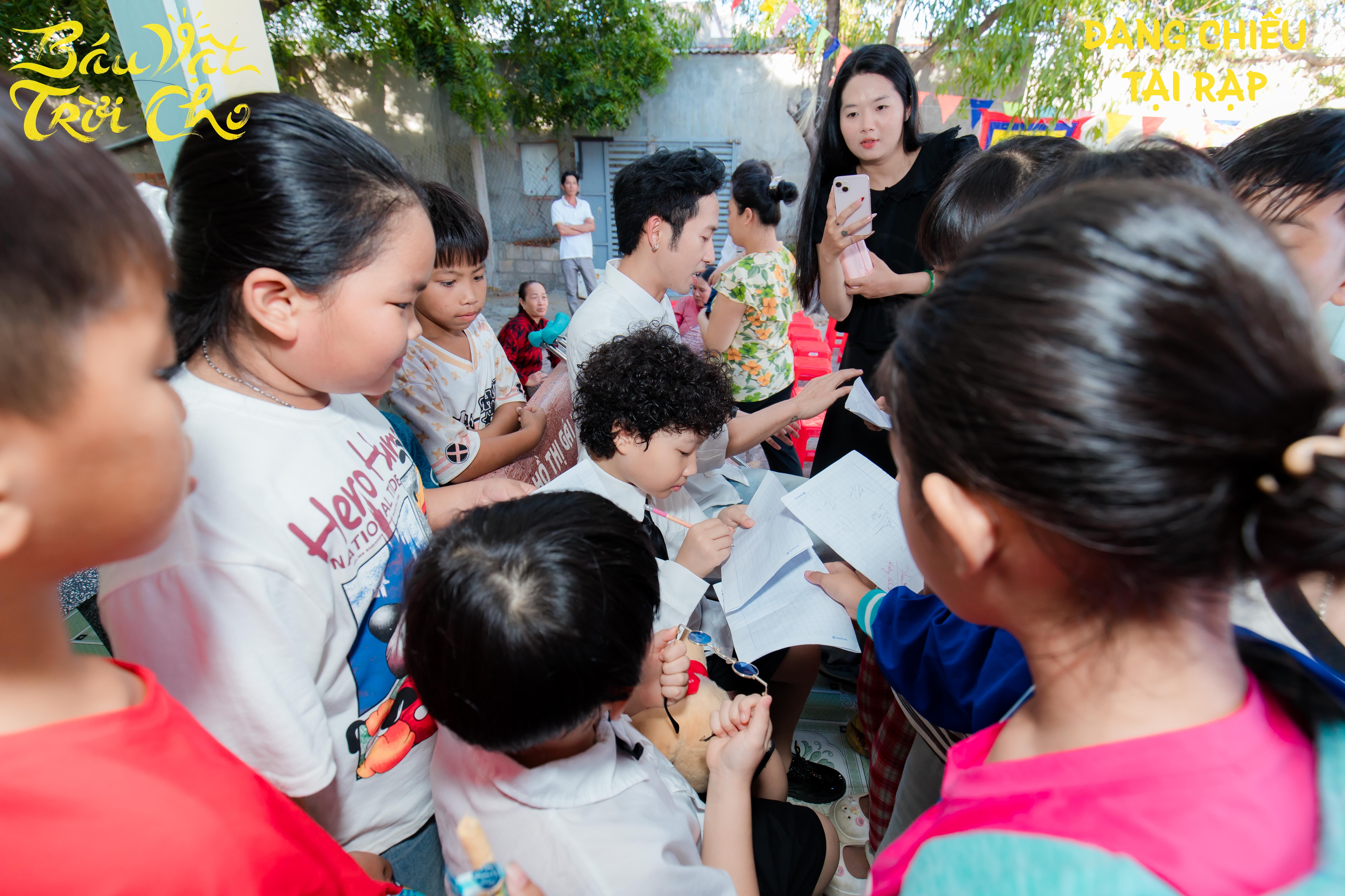 Đạo diễn Lê Thanh Sơn bật khóc khi nhận tràng vỗ tay hơn 2 phút trong ngày trở về làng chài