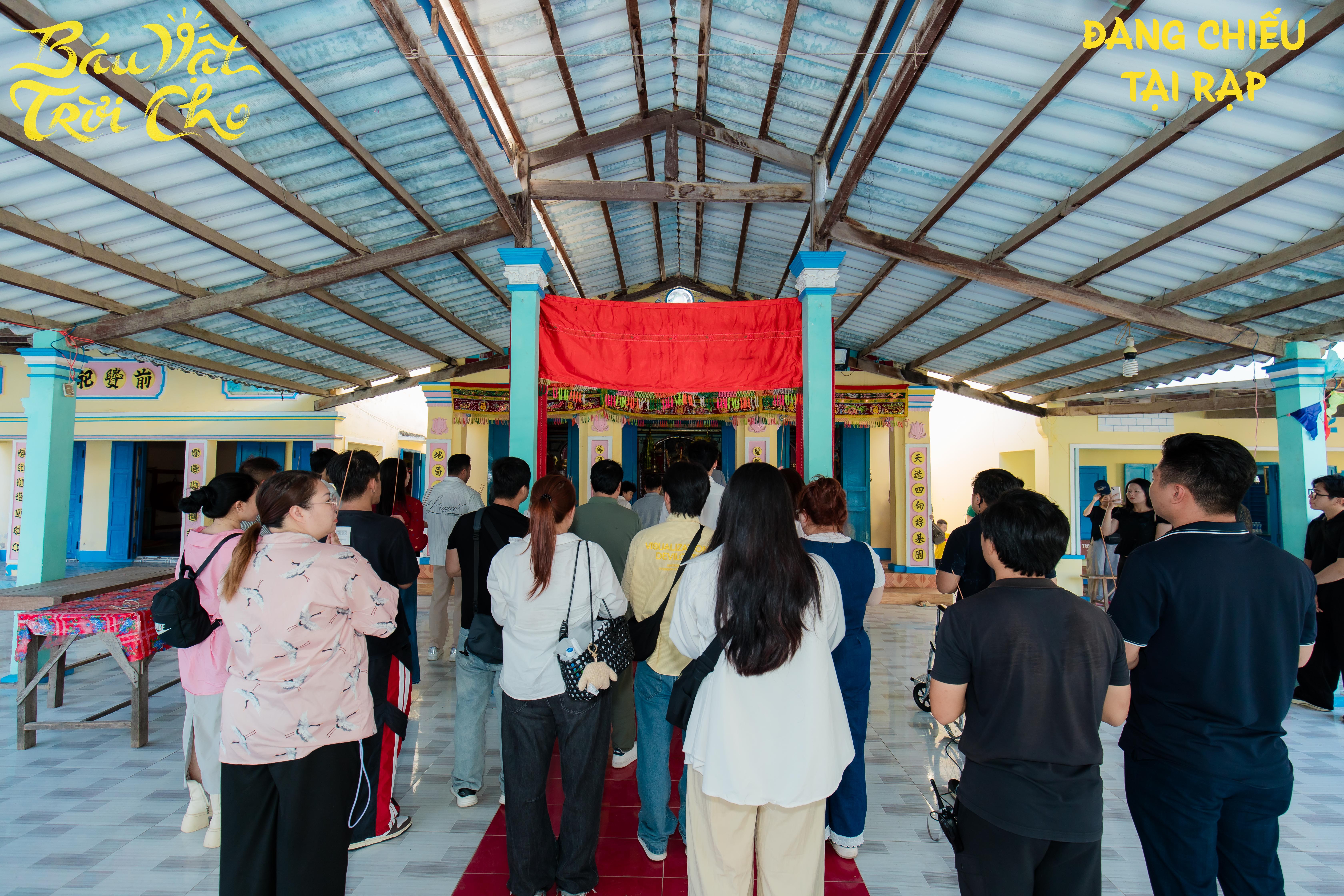 Đạo diễn Lê Thanh Sơn bật khóc khi nhận tràng vỗ tay hơn 2 phút trong ngày trở về làng chài