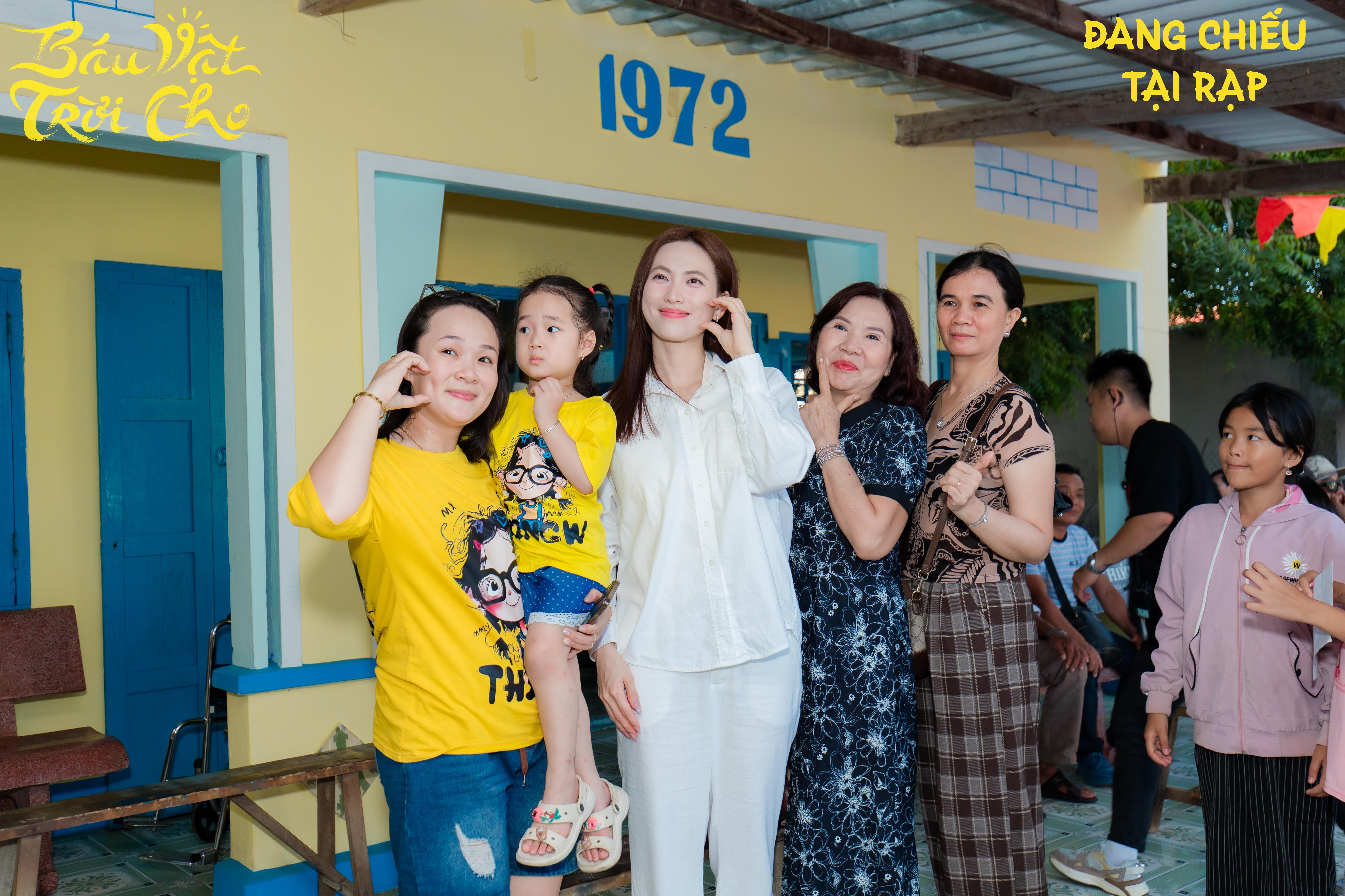 Đạo diễn Lê Thanh Sơn bật khóc khi nhận tràng vỗ tay hơn 2 phút trong ngày trở về làng chài