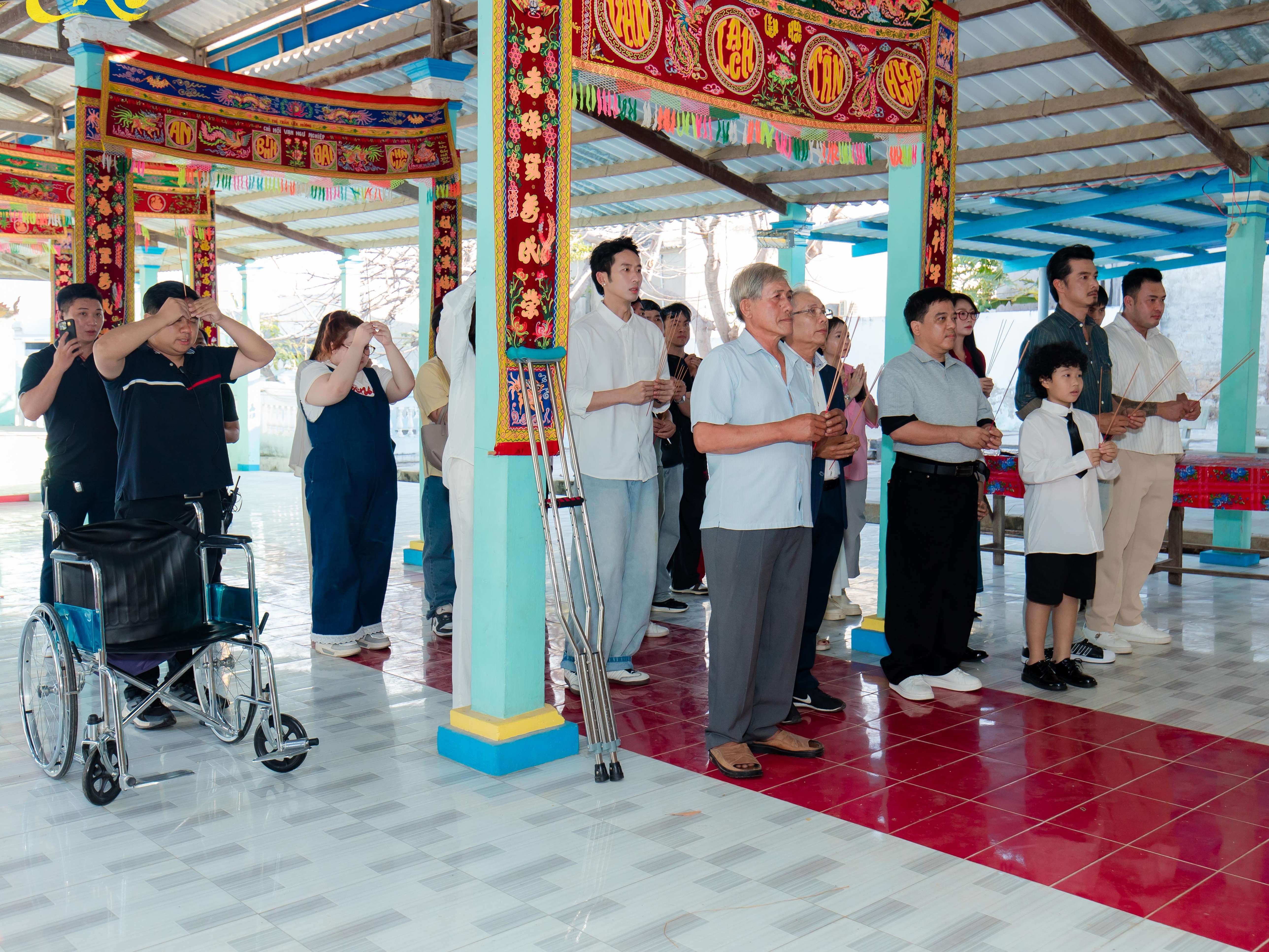 Đạo diễn Lê Thanh Sơn bật khóc khi nhận tràng vỗ tay hơn 2 phút trong ngày trở về làng chài