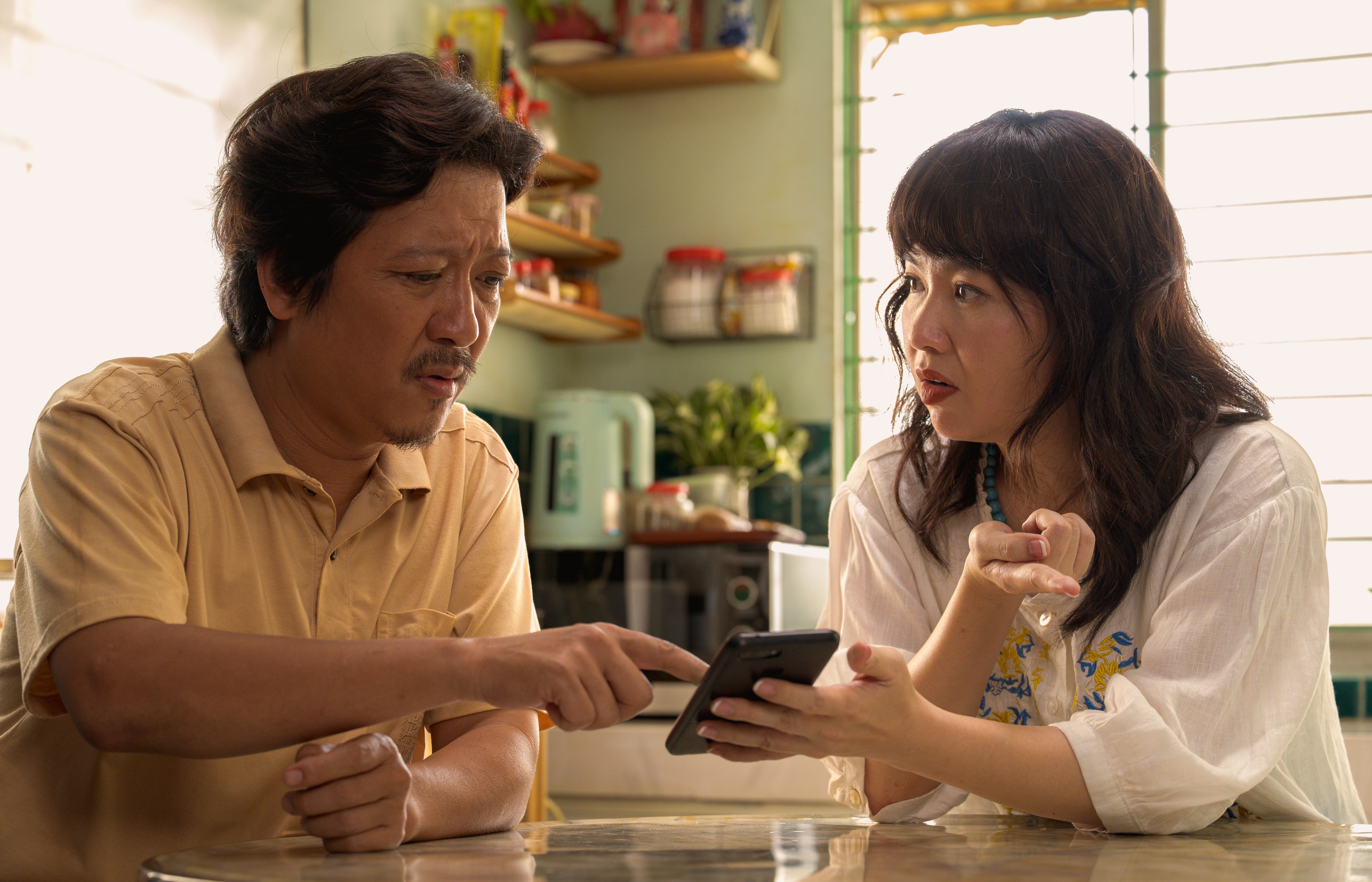 Cán mốc 100 tỷ, 'Nhà ba tôi một phòng' khẳng định sức hút của thể loại gia đình tại phòng vé Tết