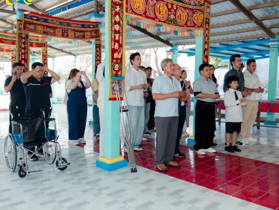 Đạo diễn Lê Thanh Sơn bật khóc khi nhận tràng vỗ tay hơn 2 phút trong ngày trở về làng chài