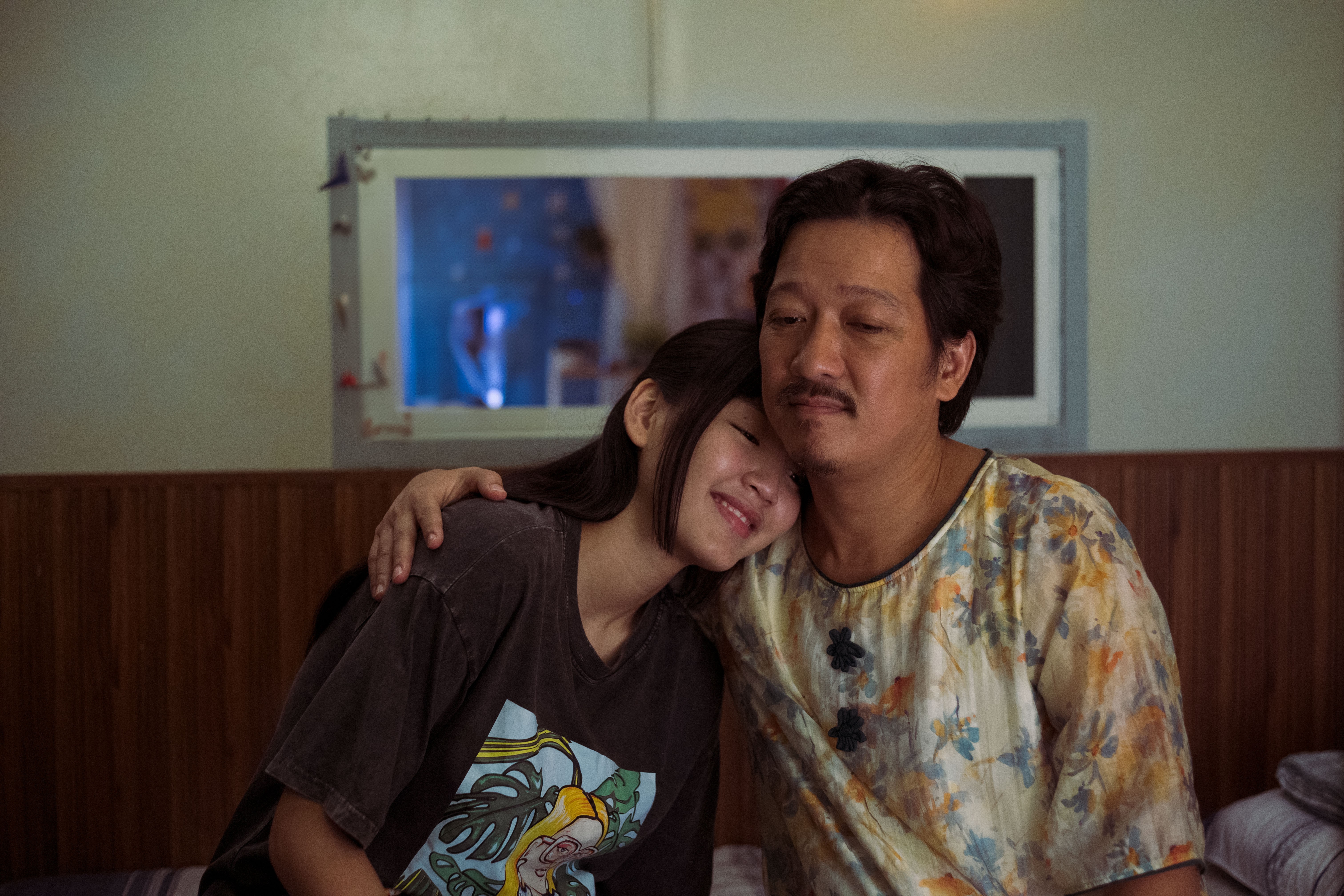 Cán mốc 100 tỷ, 'Nhà ba tôi một phòng' khẳng định sức hút của thể loại gia đình tại phòng vé Tết