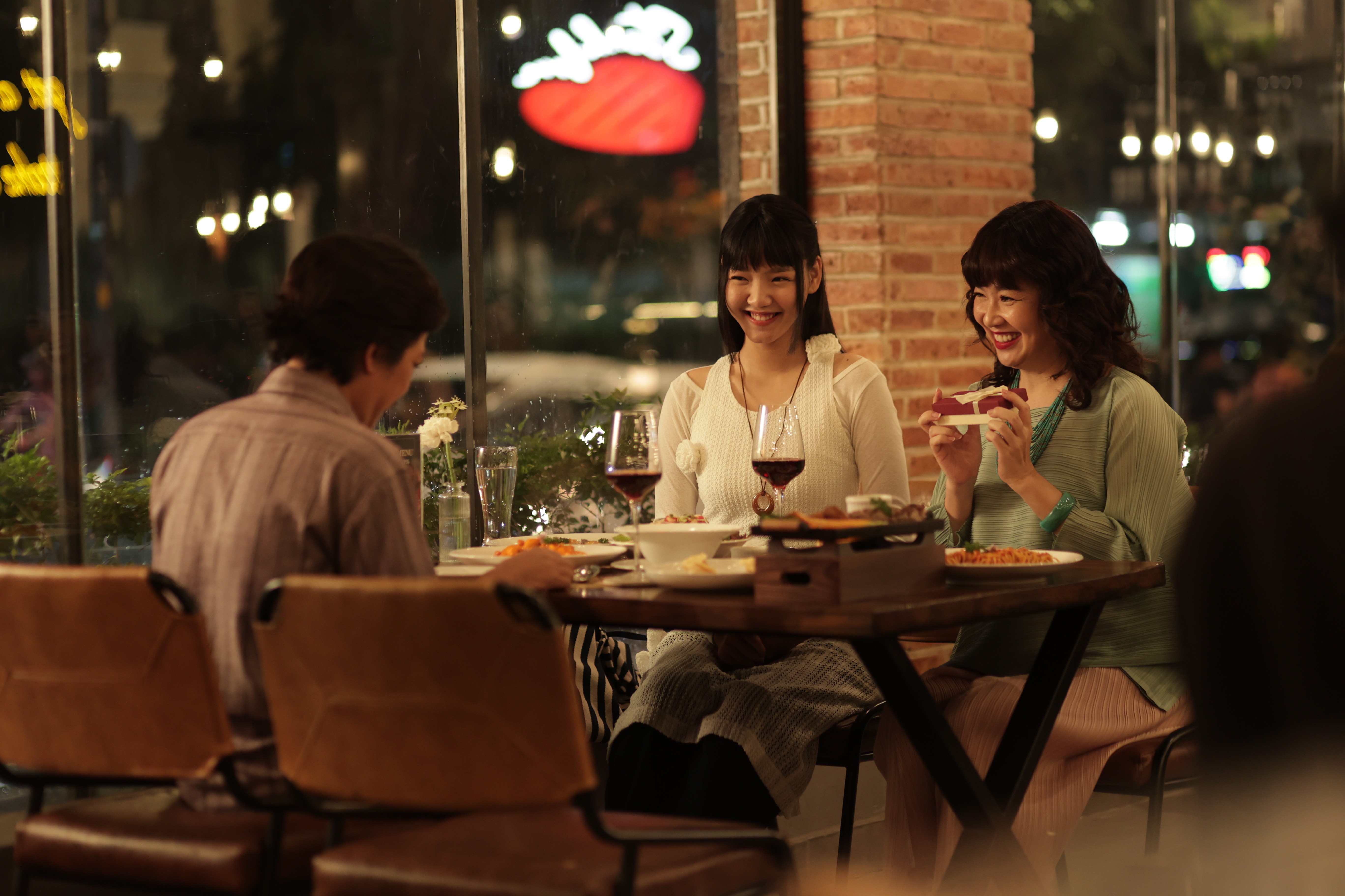 Cán mốc 100 tỷ, 'Nhà ba tôi một phòng' khẳng định sức hút của thể loại gia đình tại phòng vé Tết