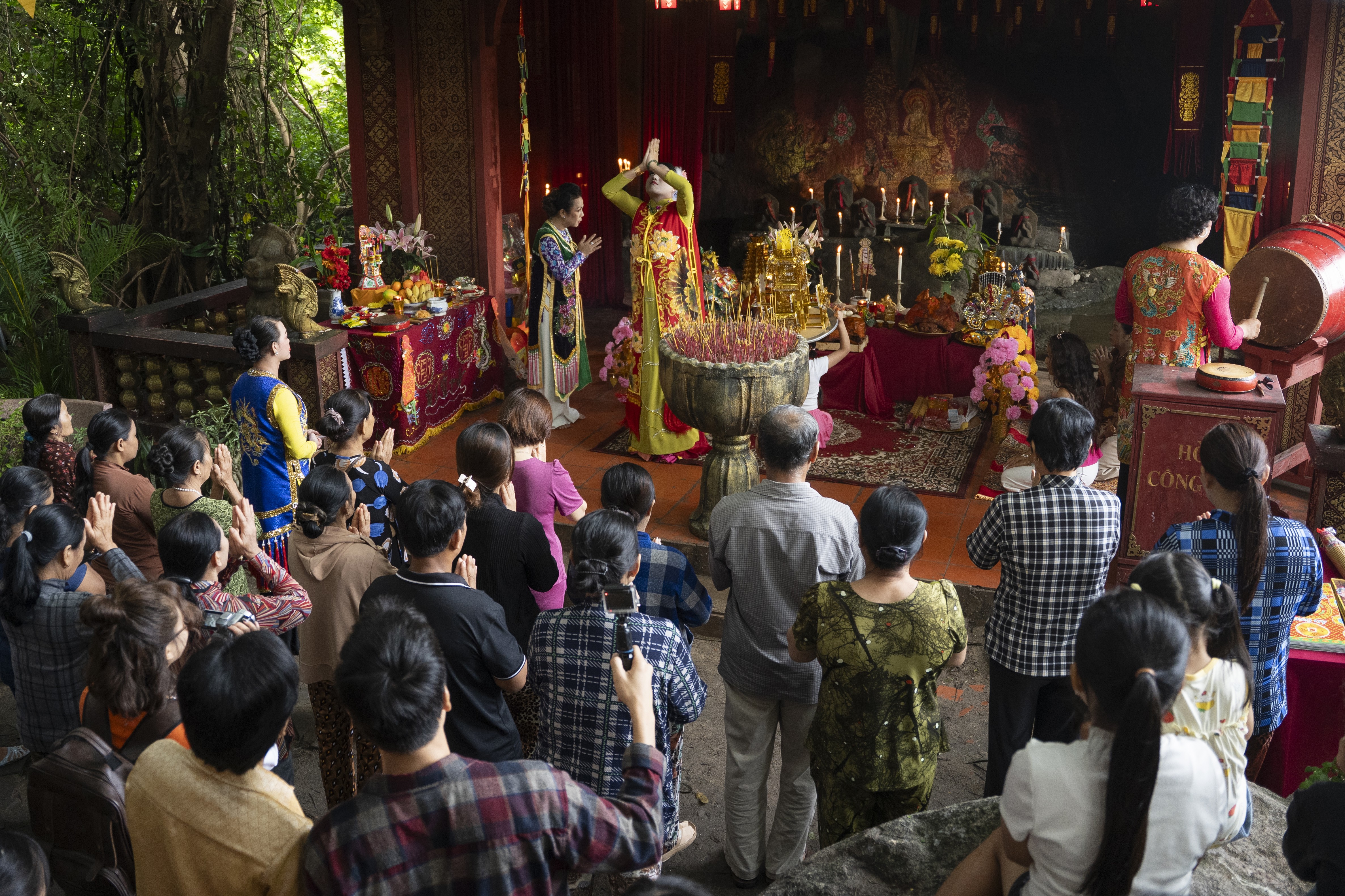 Hé lộ những hình ảnh đầu tiên đậm màu sắc văn hóa tâm linh trong phim kinh dị 'Heo năm móng'