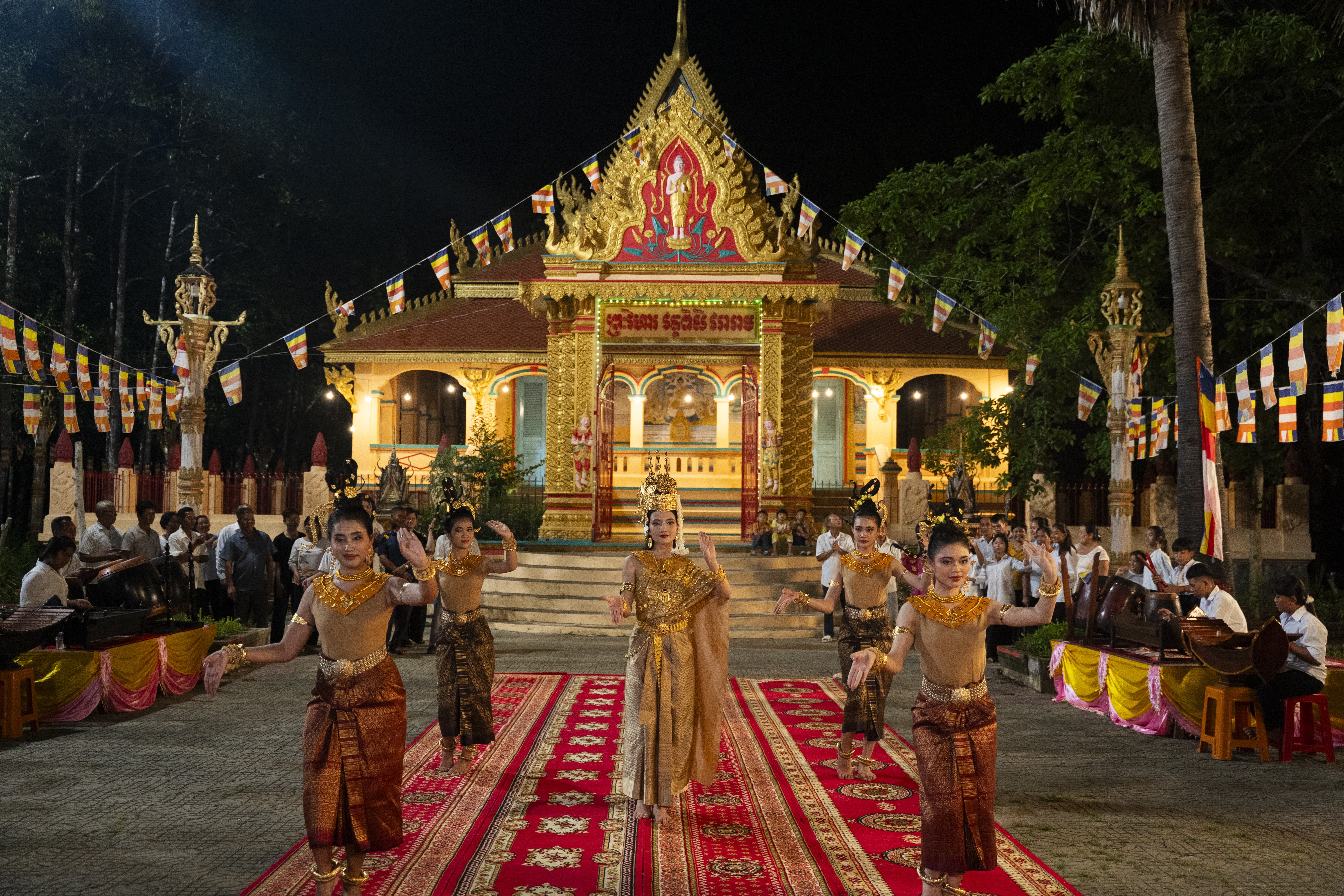 Hé lộ những hình ảnh đầu tiên đậm màu sắc văn hóa tâm linh trong phim kinh dị 'Heo năm móng'