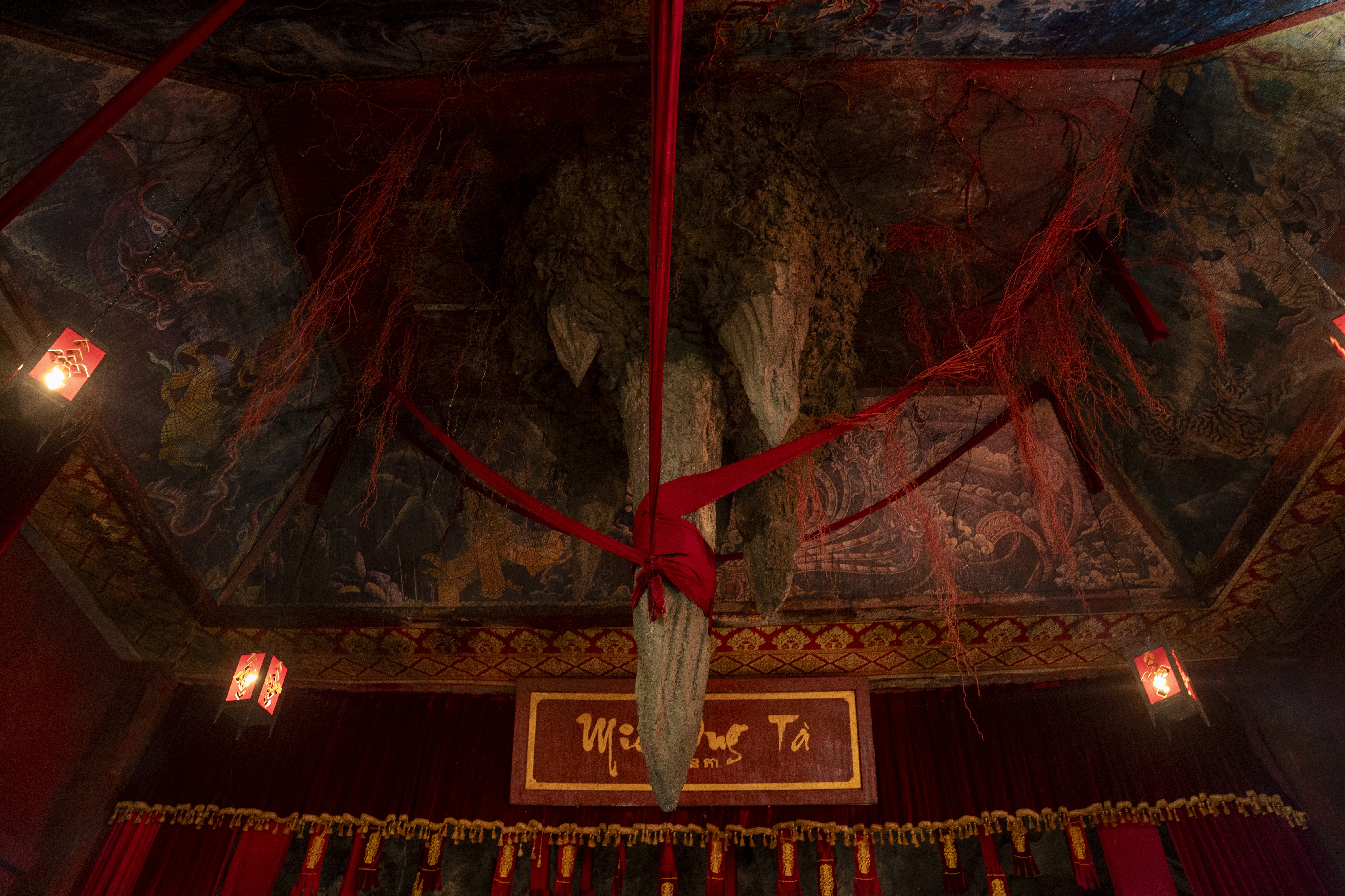 Hé lộ những hình ảnh đầu tiên đậm màu sắc văn hóa tâm linh trong phim kinh dị 'Heo năm móng'