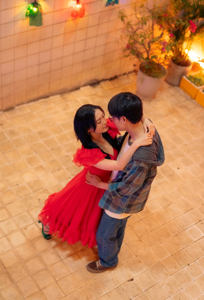 Phim của Trường Giang đạt 100 tỷ dù còn tranh cãi, cuộc đua phòng vé 'đảo chiều'