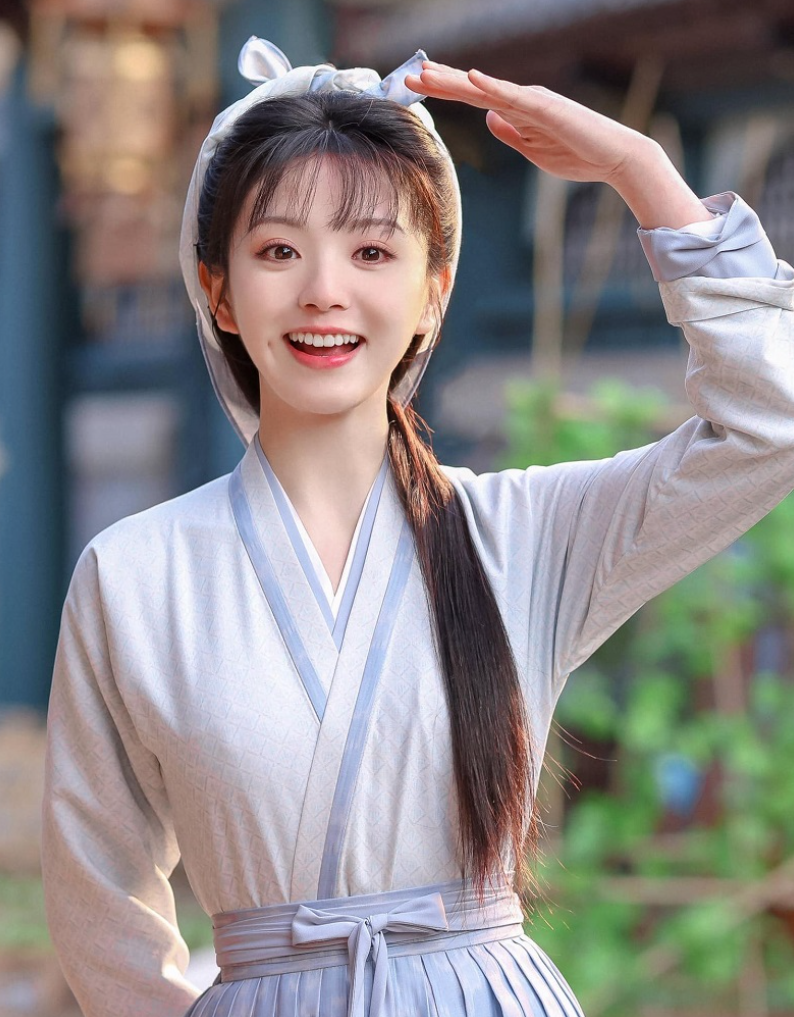 Thế hệ tiểu hoa 95: Ai dẫn đầu 'đường đua' nhan sắc?