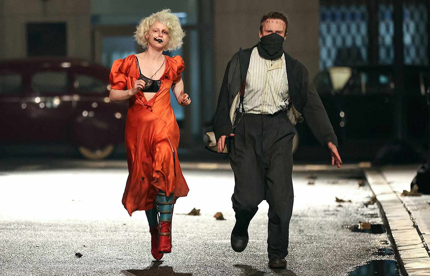 Bộ đôi Christian Bale và Jessie Buckley khiến khán giả 'hết hồn' với màn hóa thân đầy ám ảnh trong tác phẩm kinh dị lãng mạn 'Cô dâu!'