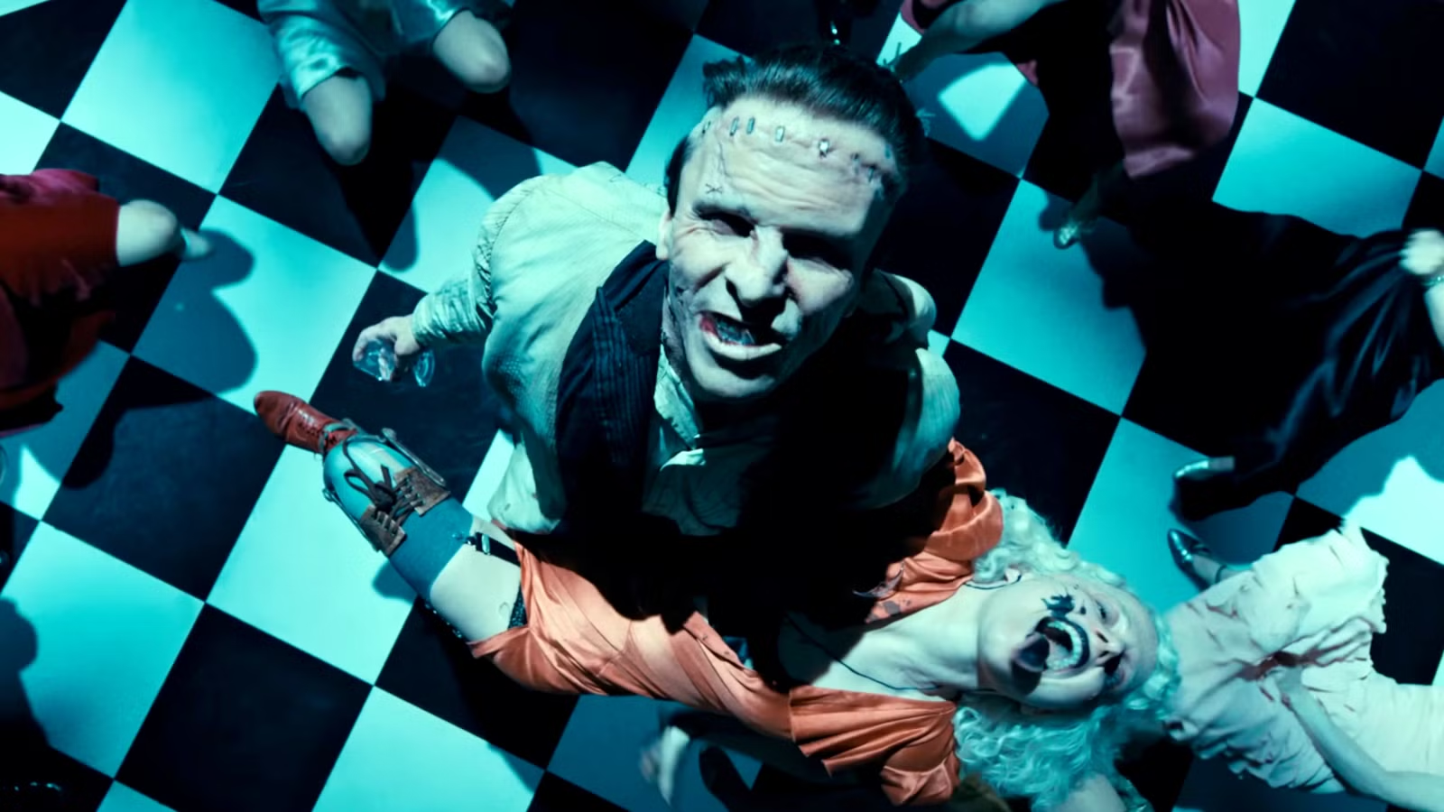 Bộ đôi Christian Bale và Jessie Buckley khiến khán giả 'hết hồn' với màn hóa thân đầy ám ảnh trong tác phẩm kinh dị lãng mạn 'Cô dâu!'