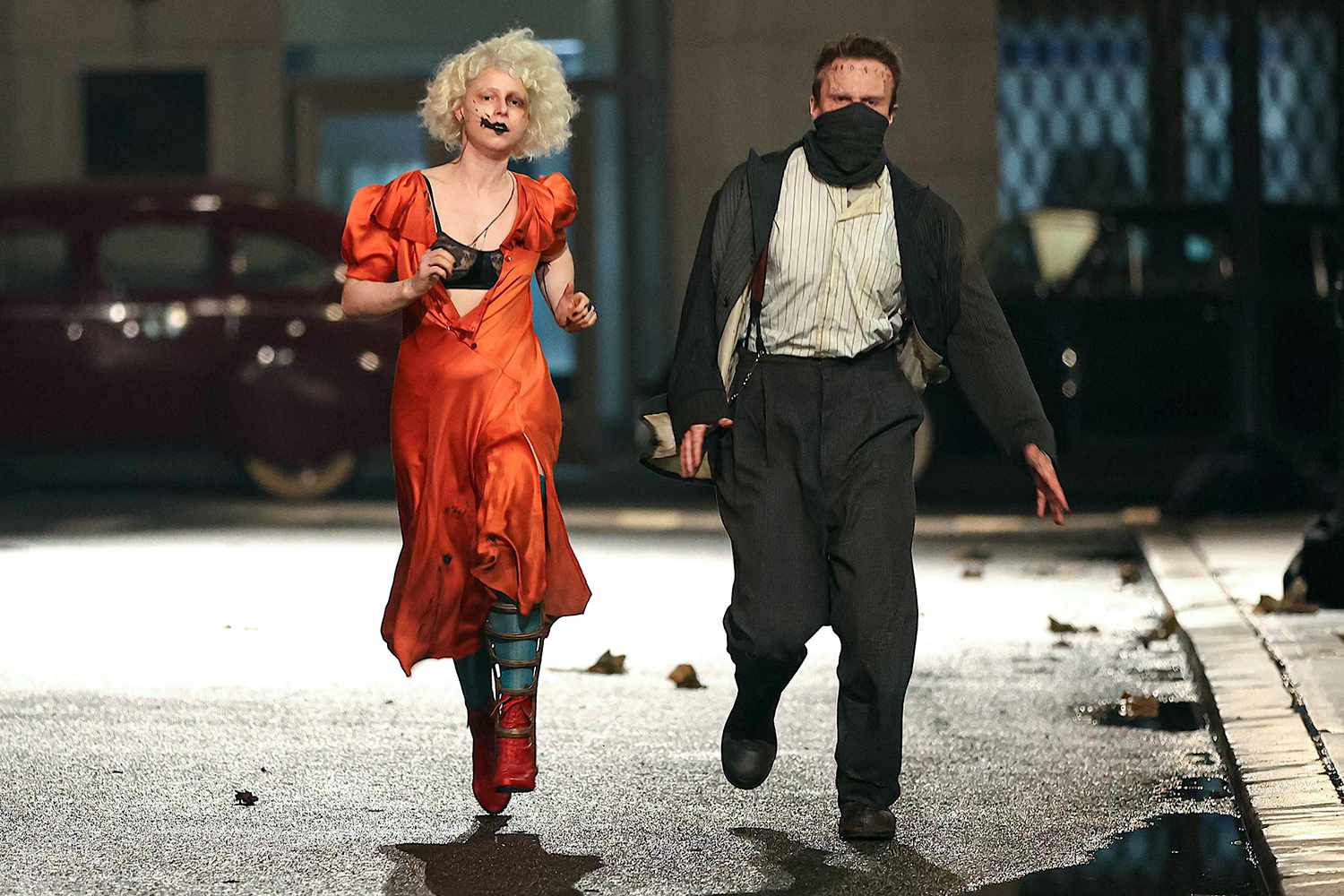 Bộ đôi Christian Bale và Jessie Buckley khiến khán giả 'hết hồn' với màn hóa thân đầy ám ảnh trong tác phẩm kinh dị lãng mạn 'Cô dâu!'