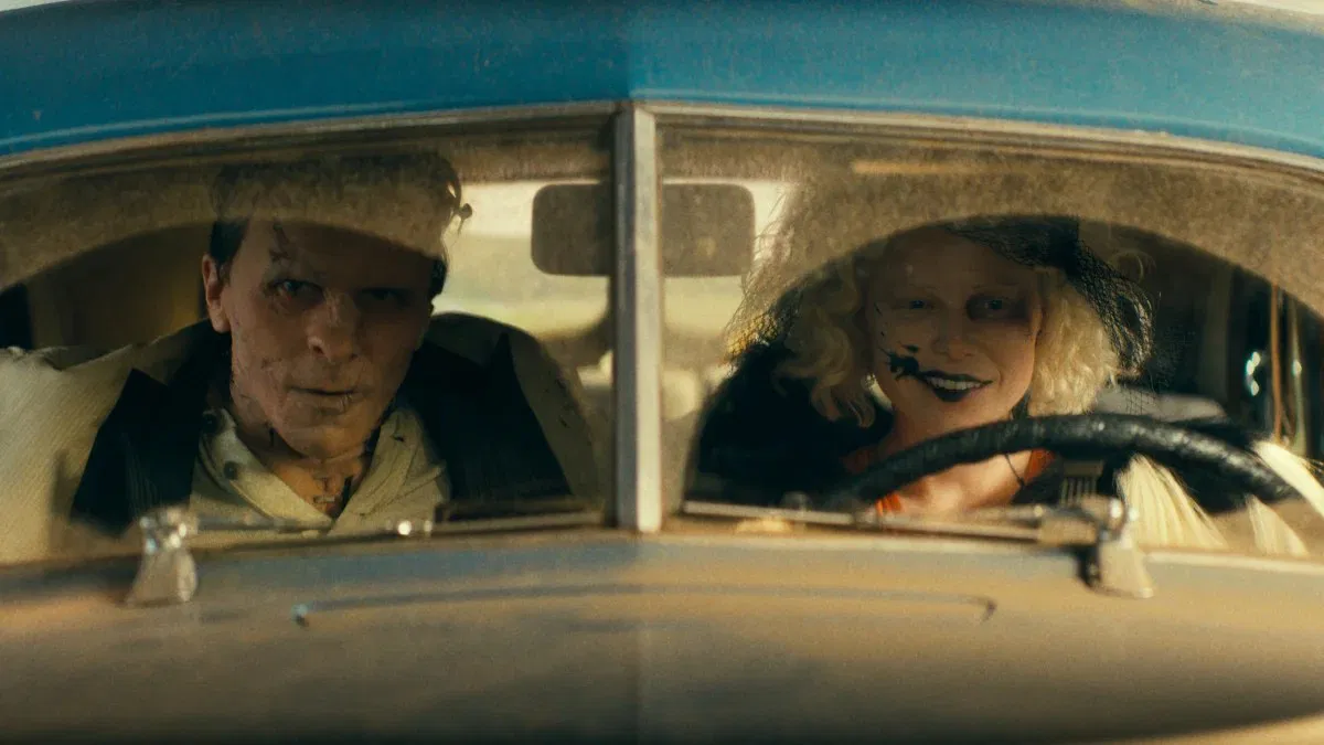 Bộ đôi Christian Bale và Jessie Buckley khiến khán giả 'hết hồn' với màn hóa thân đầy ám ảnh trong tác phẩm kinh dị lãng mạn 'Cô dâu!'