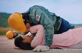 'Hẹn em ngày nhật thực': Thiên Ân, Khương Lê đưa người xem 'xuyên không' về những năm 90