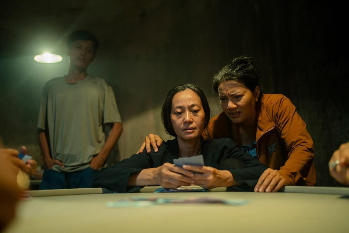 Nghệ sĩ Hạnh Thúy và chuyến đi thực tế tại Campuchia để hóa thân thành con bạc