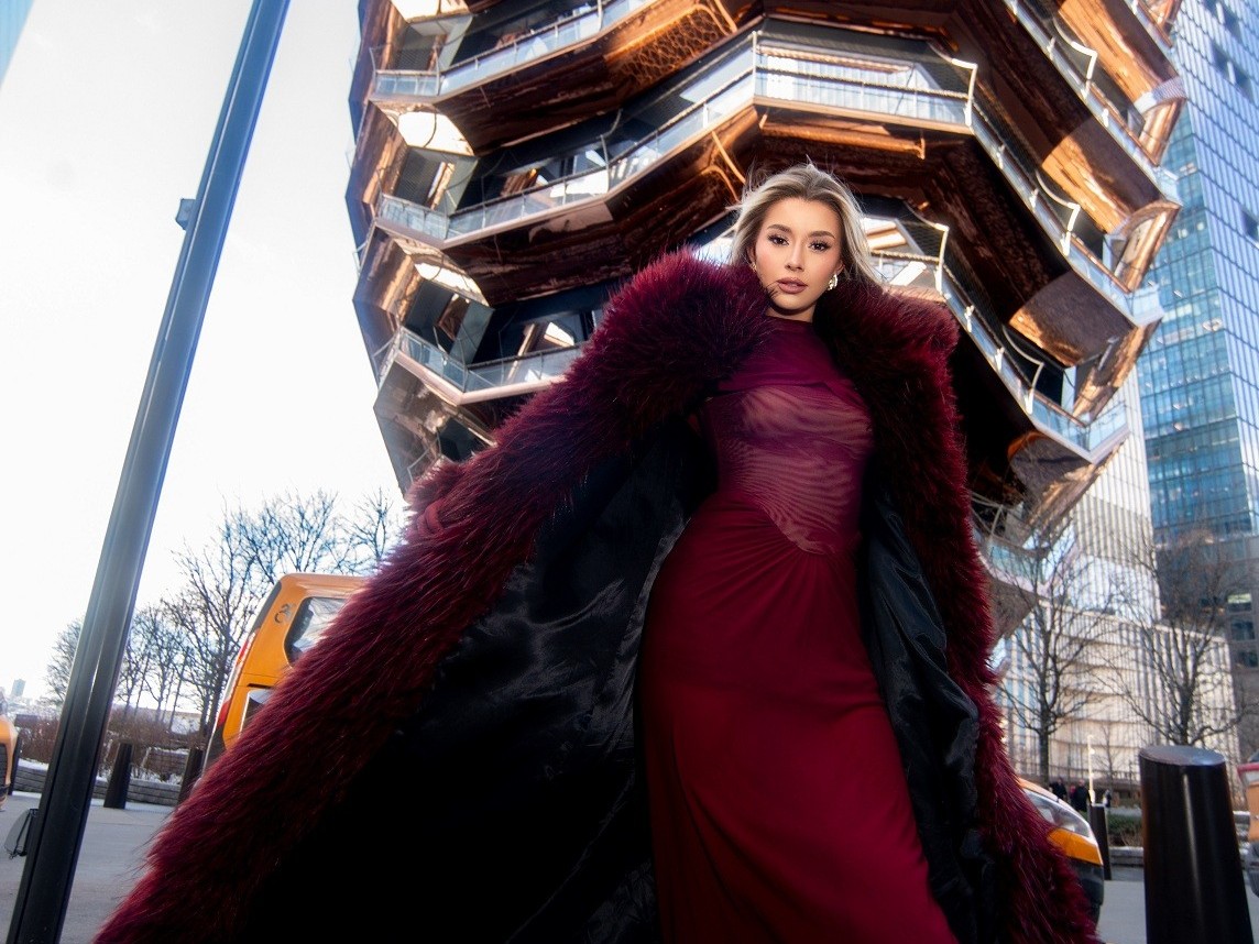 Vượt lạnh -10°C, 'Miss Cosmo 2025' Yolina Linquist khoe thần thái nổi bật giữa trung tâm New York