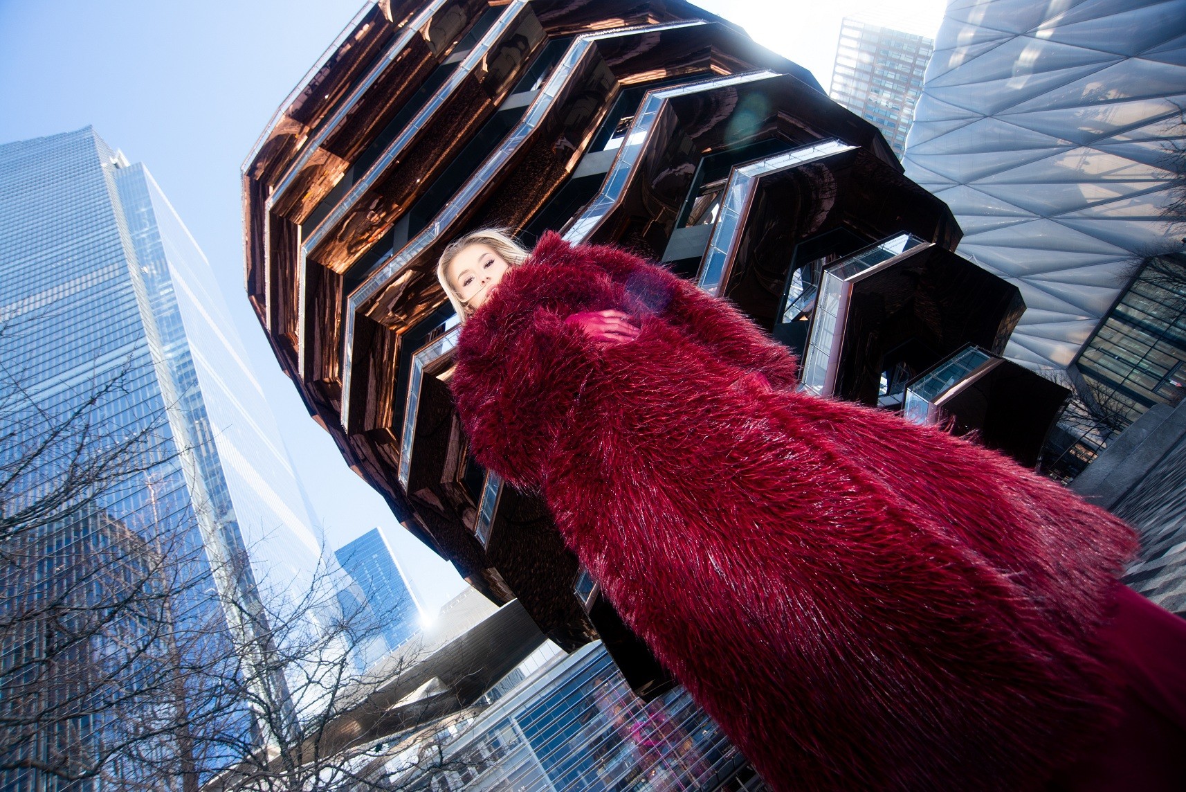 Vượt lạnh -10°C, 'Miss Cosmo 2025' Yolina Linquist khoe thần thái nổi bật giữa trung tâm New York