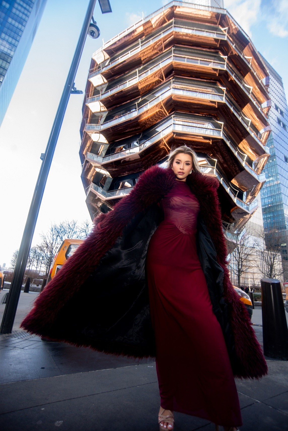 Vượt lạnh -10°C, 'Miss Cosmo 2025' Yolina Linquist khoe thần thái nổi bật giữa trung tâm New York