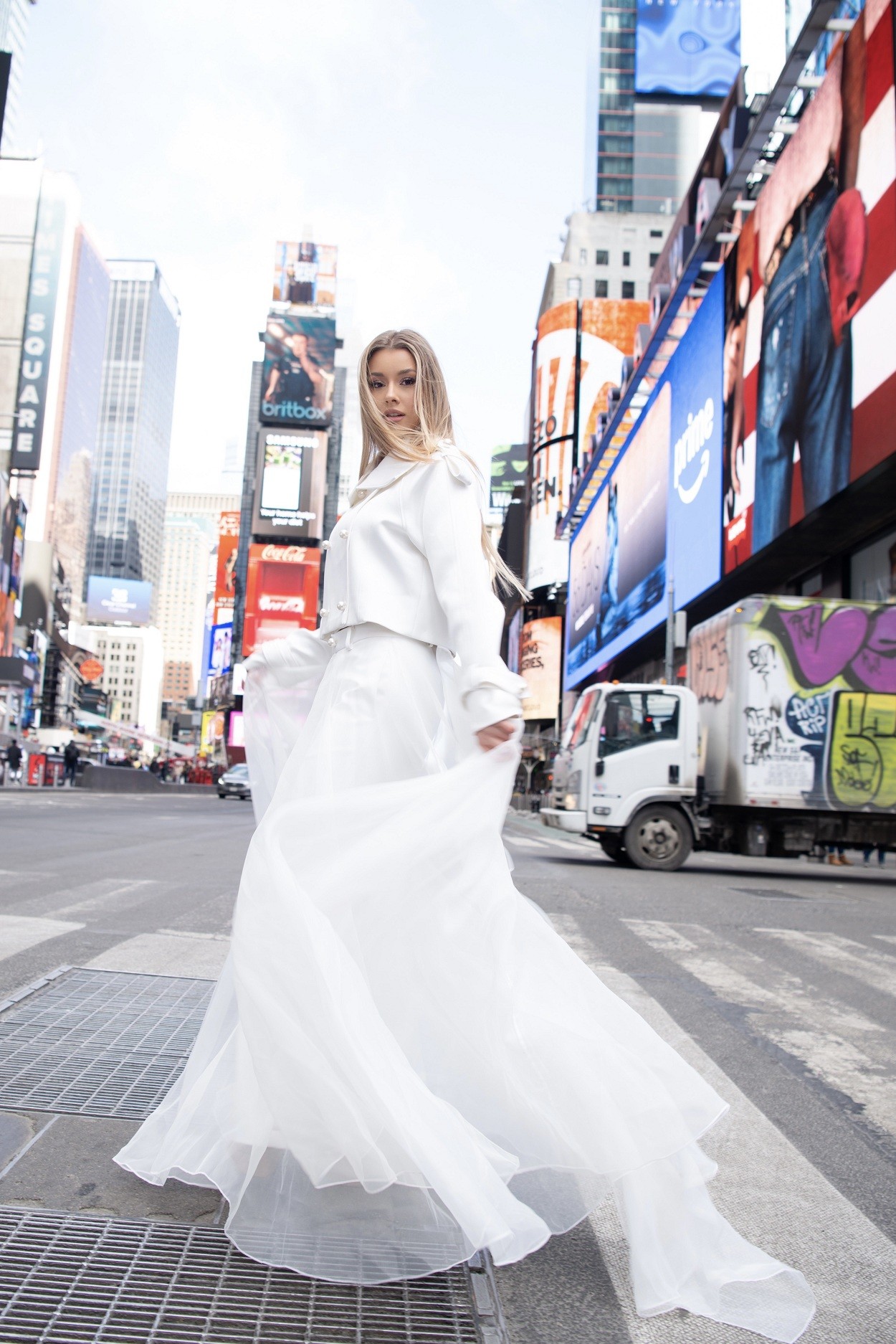 Vượt lạnh -10°C, 'Miss Cosmo 2025' Yolina Linquist khoe thần thái nổi bật giữa trung tâm New York