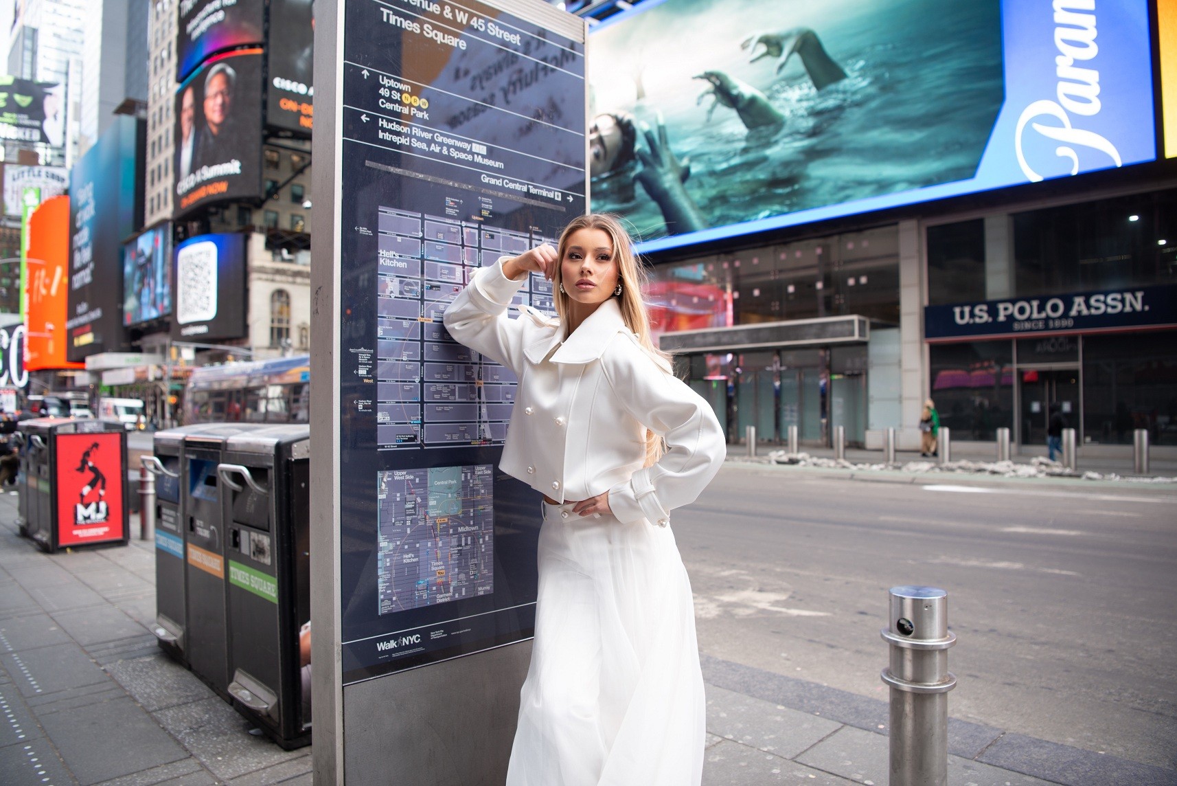 Vượt lạnh -10°C, 'Miss Cosmo 2025' Yolina Linquist khoe thần thái nổi bật giữa trung tâm New York