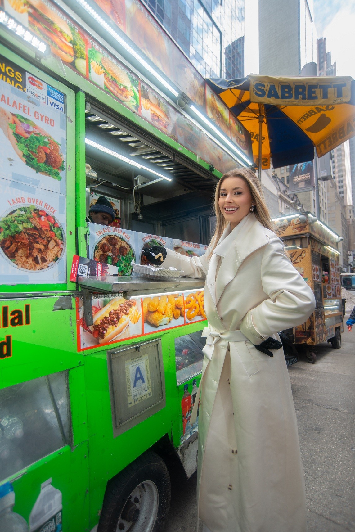 Vượt lạnh -10°C, 'Miss Cosmo 2025' Yolina Linquist khoe thần thái nổi bật giữa trung tâm New York