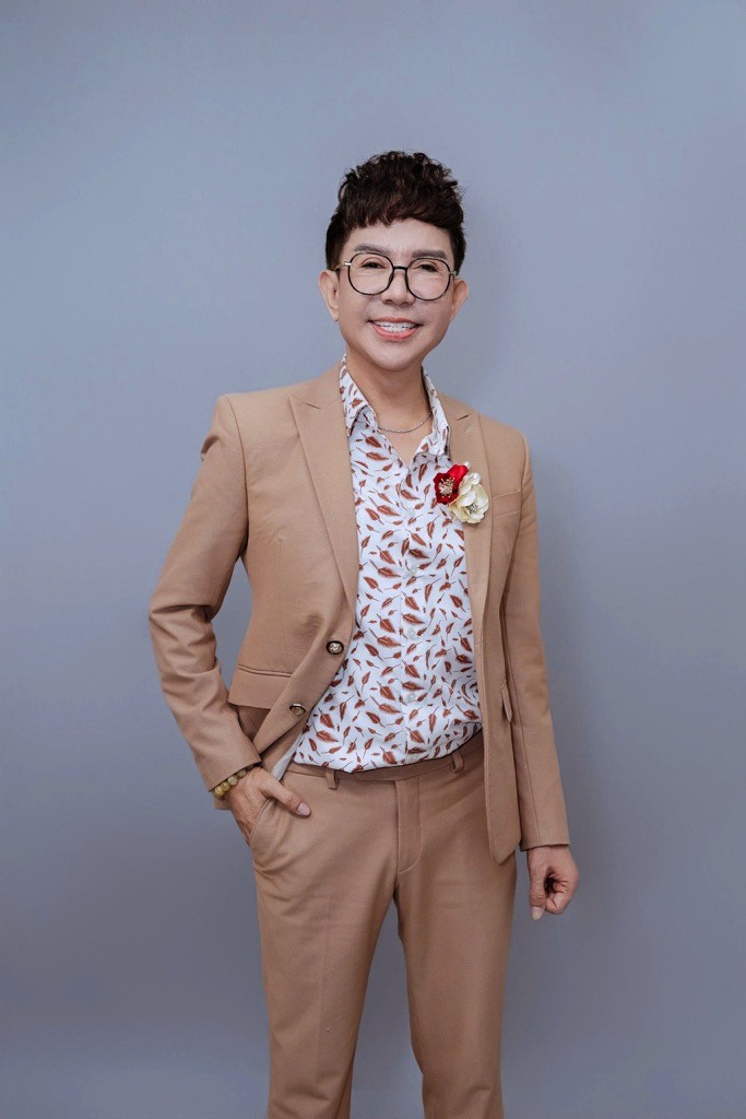 Ca sĩ Long Nhật từng được đồng nghiệp Ngọc Thúy tặng 5 phân vàng để đeo tay