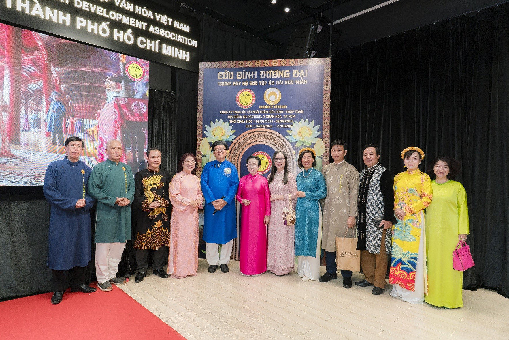 Trưng bày bộ sưu tập 'Áo dài ngũ thân truyền thống đương đại'