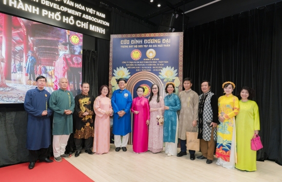 Trưng bày bộ sưu tập 'Áo dài ngũ thân truyền thống đương đại'