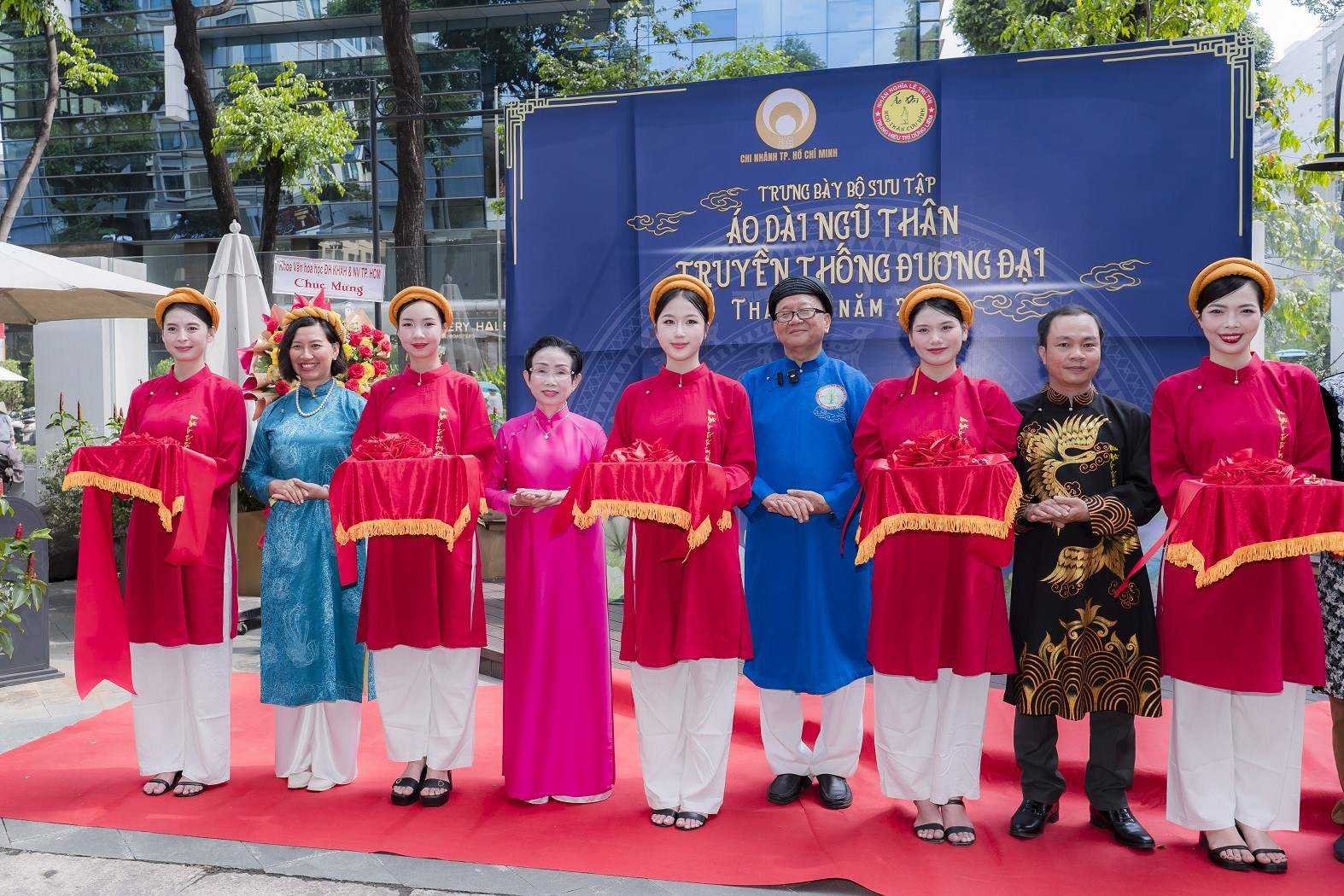 Trưng bày bộ sưu tập 'Áo dài ngũ thân truyền thống đương đại'