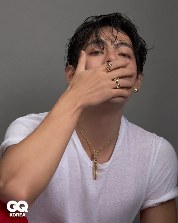 V (BTS) được khen 'đẹp trai như báu vật quốc gia'