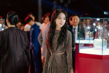 Shin Hye Sun: Đóa hoa bền bỉ của phim Hàn