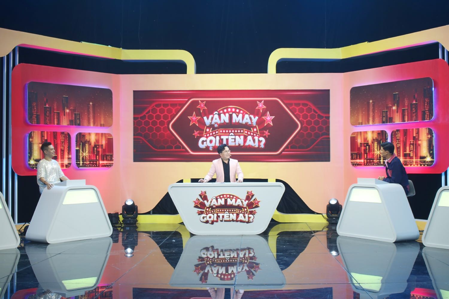 MC Đại Nghĩa bất ngờ với khả năng 'chơi trò tâm lý' của đồng nghiệp trong chương trình 'Vận may gọi tên ai?'