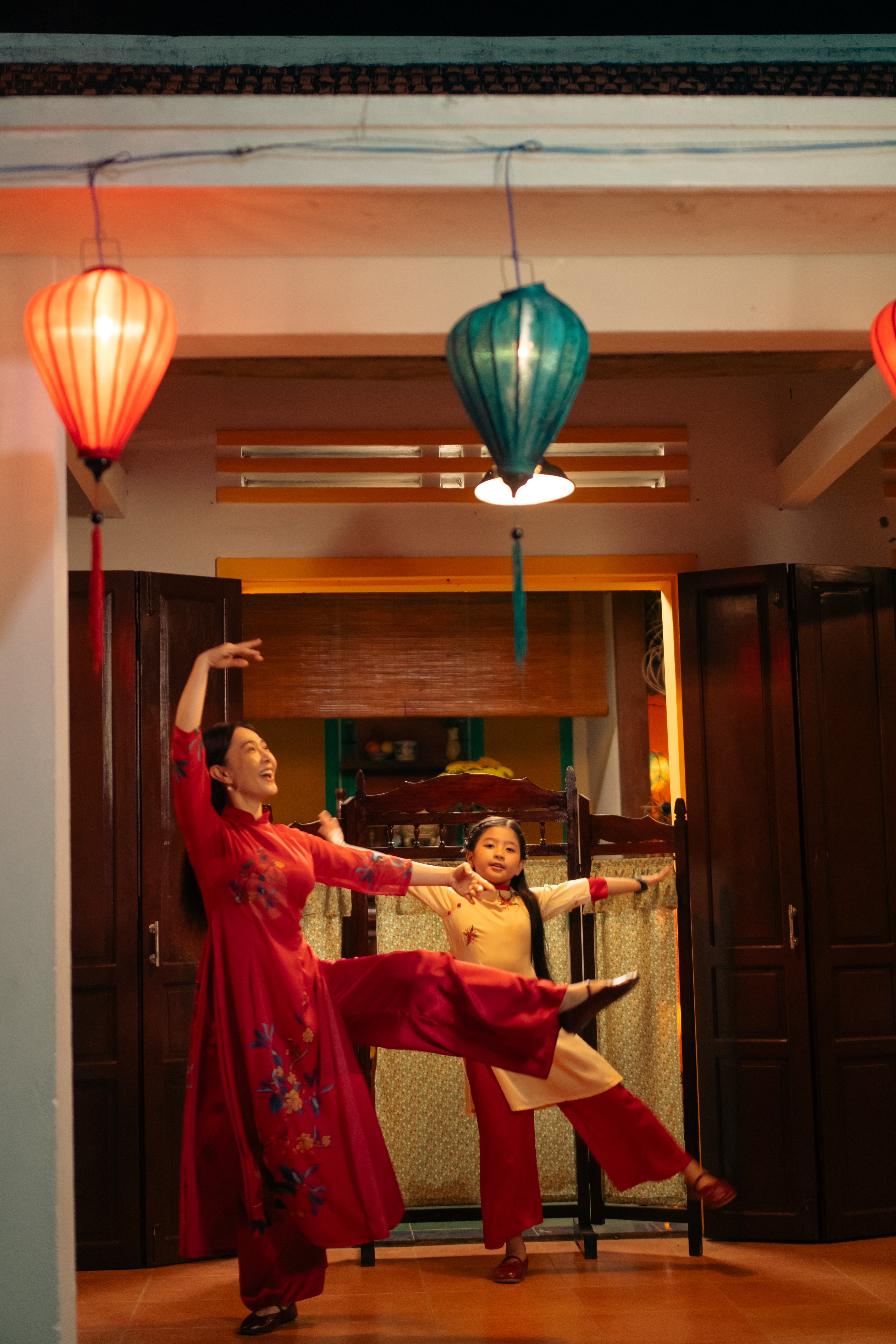 'Cảm ơn người đã thức cùng tôi' tung ca khúc 'Biết thương mình hơn' chạm đến trái tim khán giả