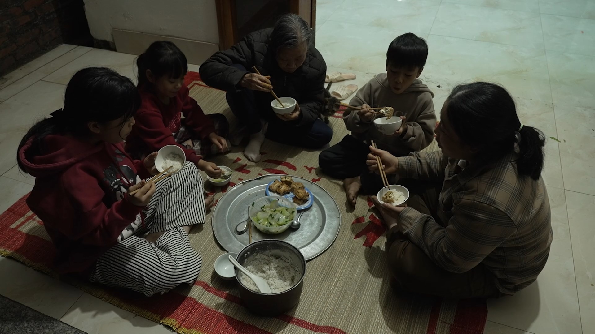 'Mái ấm gia đình Việt': Hậu Hoàng, Cường Seven xót xa trước hoàn cảnh nữ sinh có cha liệt giường sau tai nạn