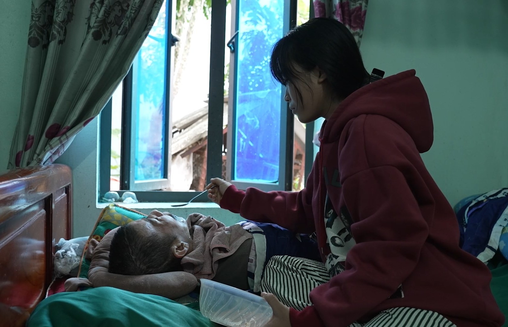 'Mái ấm gia đình Việt': Hậu Hoàng, Cường Seven xót xa trước hoàn cảnh nữ sinh có cha liệt giường sau tai nạn