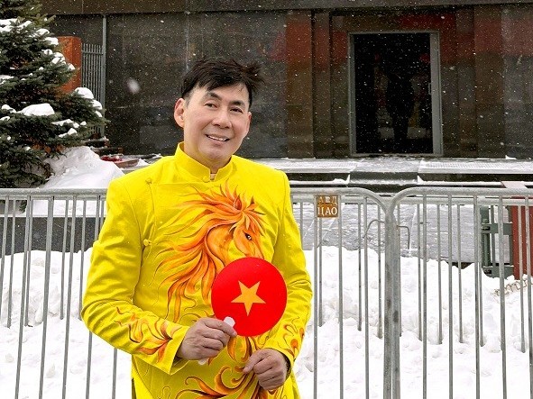 Bất chấp tiết trời 20 độ của nước Nga, Đoan Trường vẫn mê mải diện áo dài trên Quảng trường Đỏ