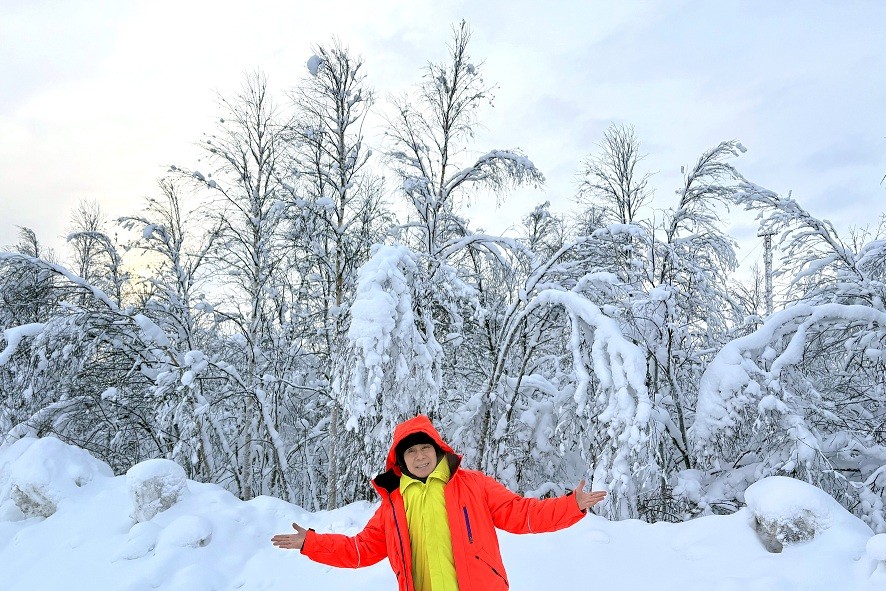 Bất chấp tiết trời 20 độ của nước Nga, Đoan Trường vẫn mê mải diện áo dài trên Quảng trường Đỏ