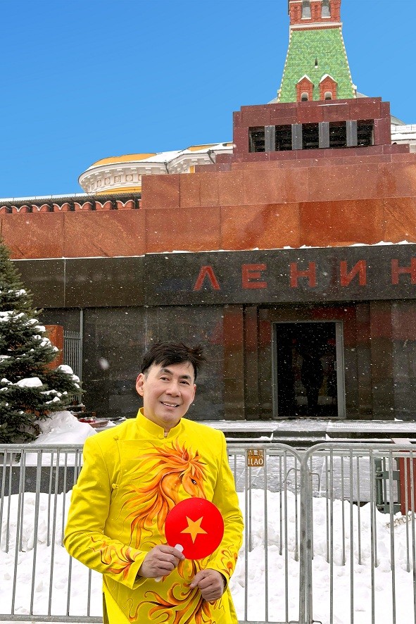 Bất chấp tiết trời 20 độ của nước Nga, Đoan Trường vẫn mê mải diện áo dài trên Quảng trường Đỏ