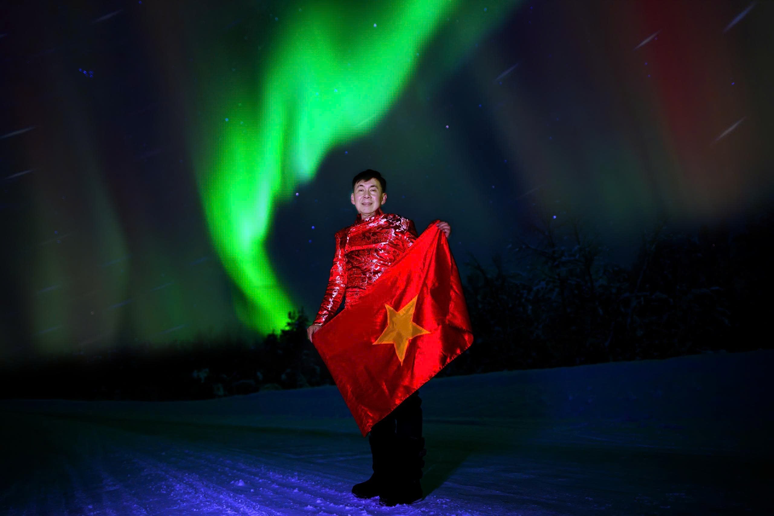 Bất chấp tiết trời 20 độ của nước Nga, Đoan Trường vẫn mê mải diện áo dài trên Quảng trường Đỏ